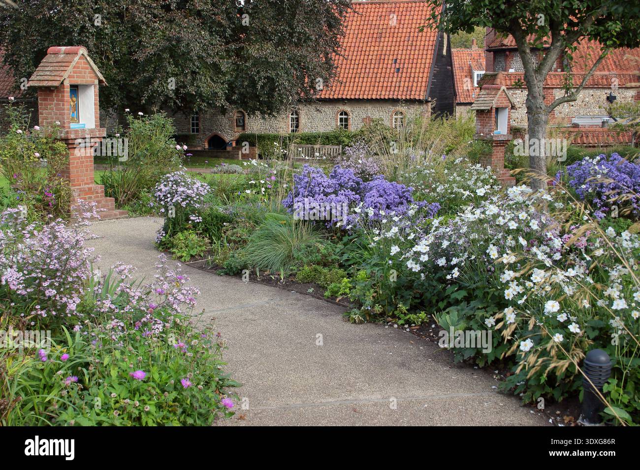 Santuario di nostra Signora di Walsingham, quartiere dei giardini nel villaggio di Little Walsingham, Norfolk, Regno Unito. Foto Stock