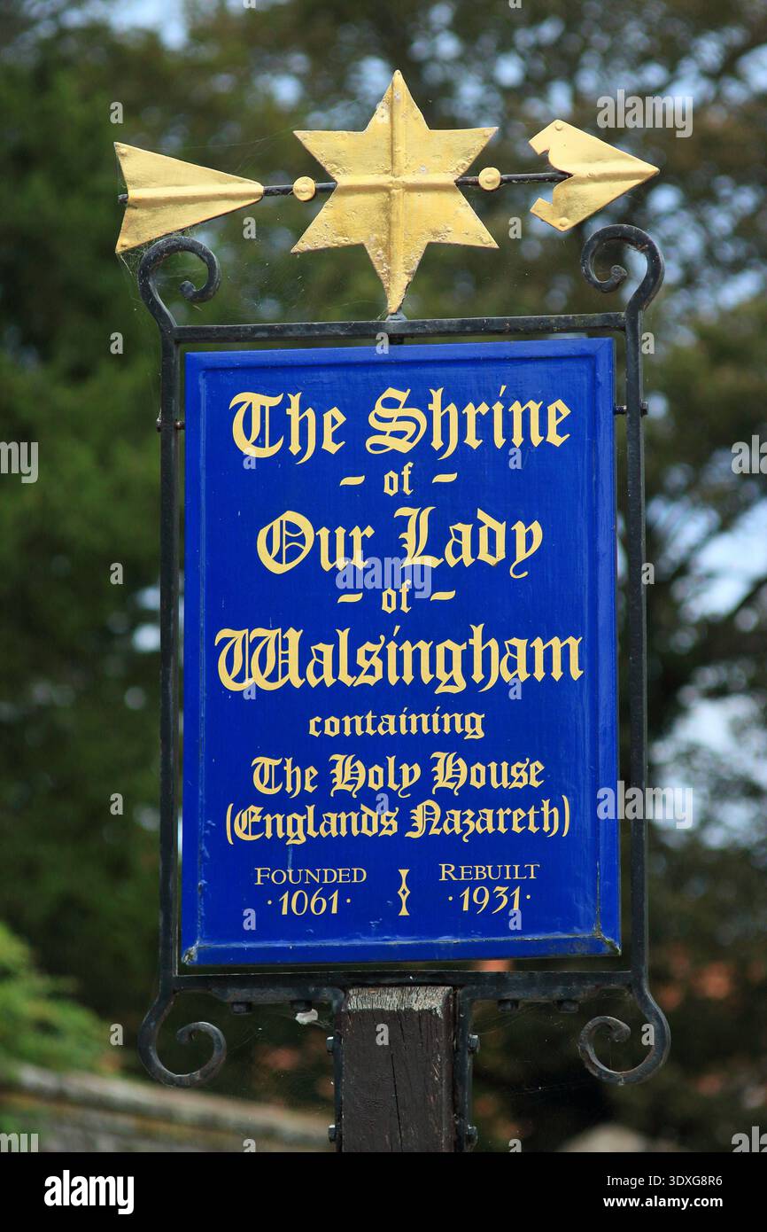 Segno del santuario di Walsingham. Insegna per la chiesa anglicana d'Inghilterra, Santuario di nostra Signora di Walsingham, North Norfolk, Regno Unito, conosciuto come England's Nazareth. Foto Stock