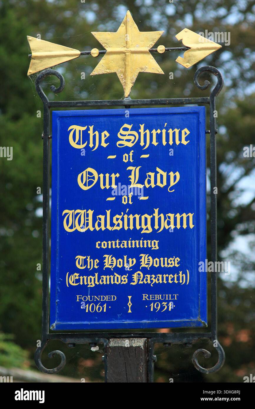 Segno del santuario di Walsingham. Insegna per la chiesa anglicana d'Inghilterra, Santuario di nostra Signora di Walsingham, North Norfolk, Regno Unito, conosciuto come England's Nazareth. Foto Stock