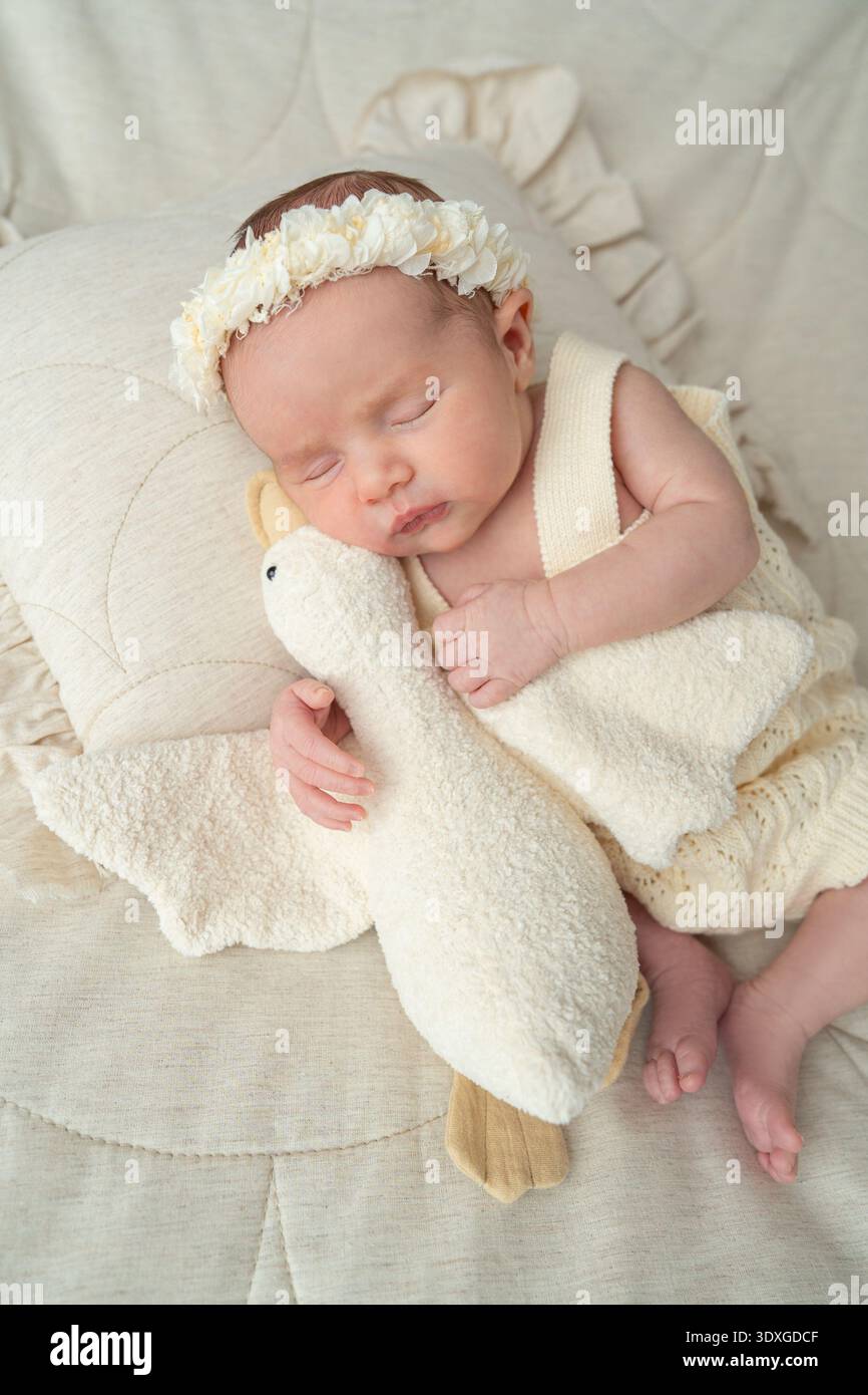 Neonato che dorme integrato in interni tranquilli con texture naturali. Concetto di interni per il sonno del bambino per il branding e la genitorialità dello stile di vita Foto Stock