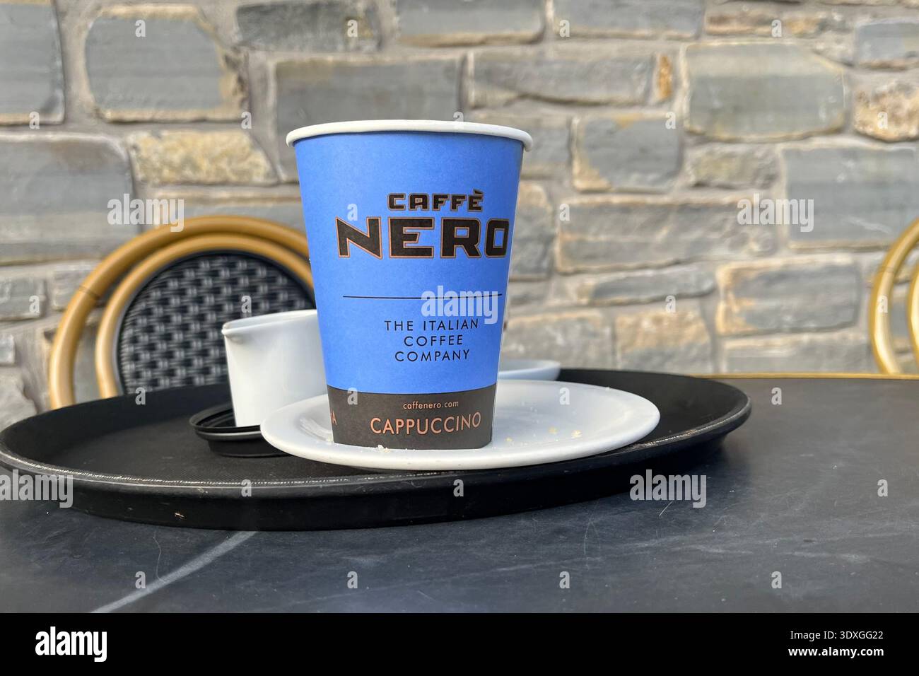 Caffè Nero su un tavolo all'aperto. Cowbridge, vale of Glamorgan, Galles, Regno Unito. 17 ottobre 2025. - Immagine stock catturata con smartphone