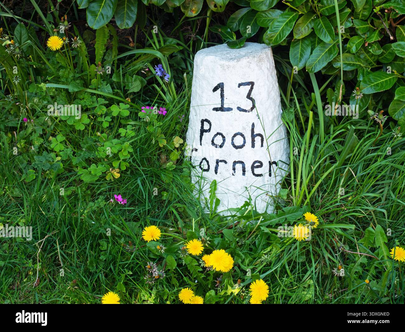Casa numero 13 e cartello Pooh Corner a Shitterton, Dorset, Inghilterra, Regno Unito, aprile 2022 Foto Stock