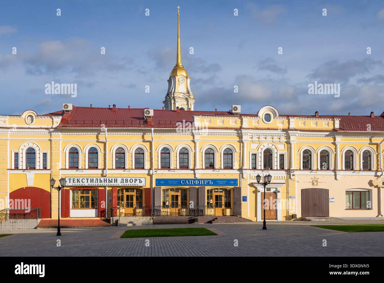 RYBINSK, RUSSIA - 26 SETTEMBRE 2018: Sulla Piazza Rossa in una soleggiata serata di settembre Foto Stock