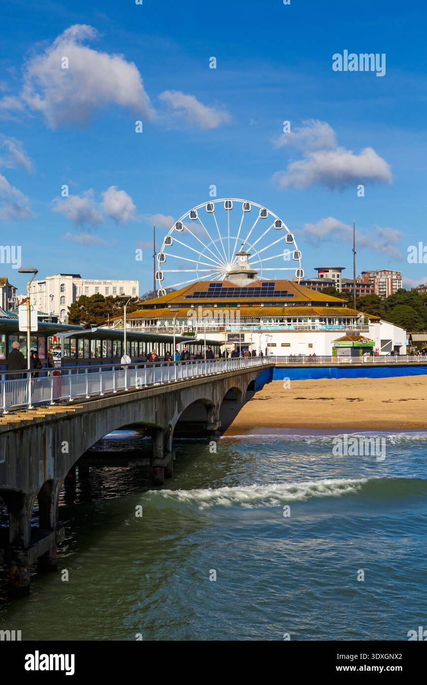 Bournemouth Pier, Bournemouth Beach e Big Wheel a Bournemouth, Dorset, Regno Unito a febbraio Foto Stock