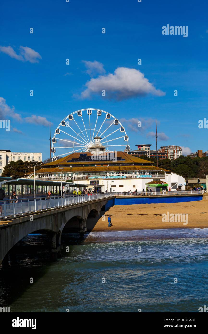 Bournemouth Pier, Bournemouth Beach e Big Wheel a Bournemouth, Dorset, Regno Unito a febbraio Foto Stock