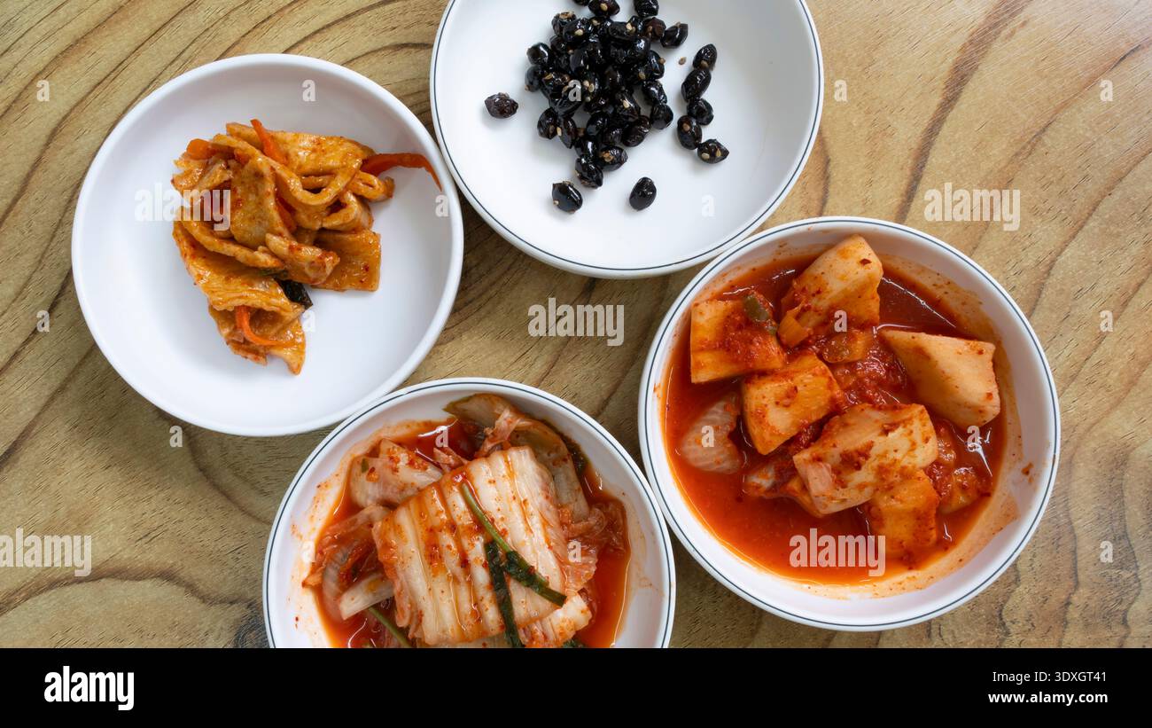 Kimchi, nori e radish tradizionale cibo fermentato coreano in piccole ciotole, Corea del Sud Foto Stock