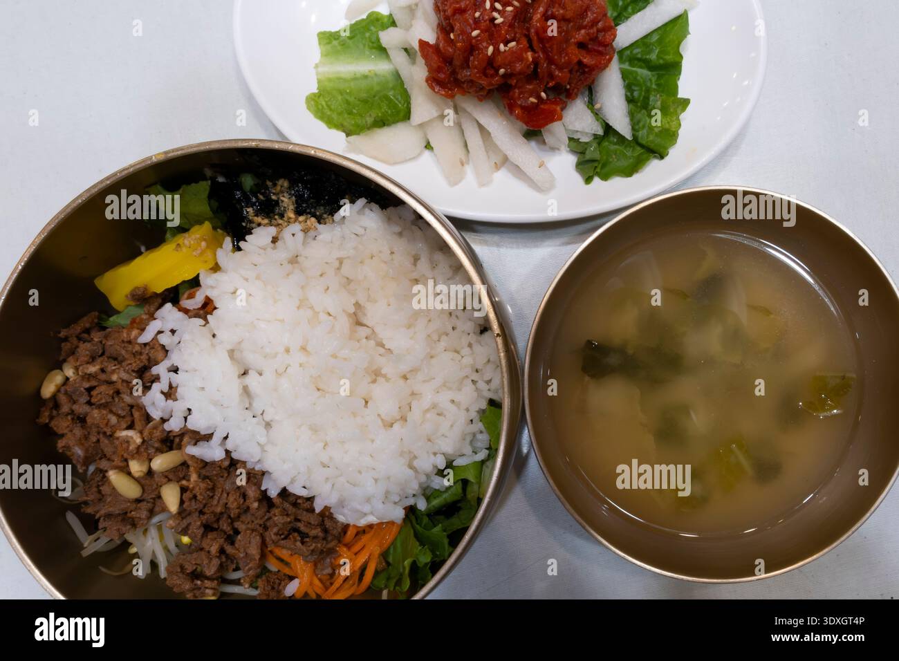 Bibimbap e Miyeokguk o zuppa di alghe sono i piatti coreani più famosi, la Corea del Sud Foto Stock