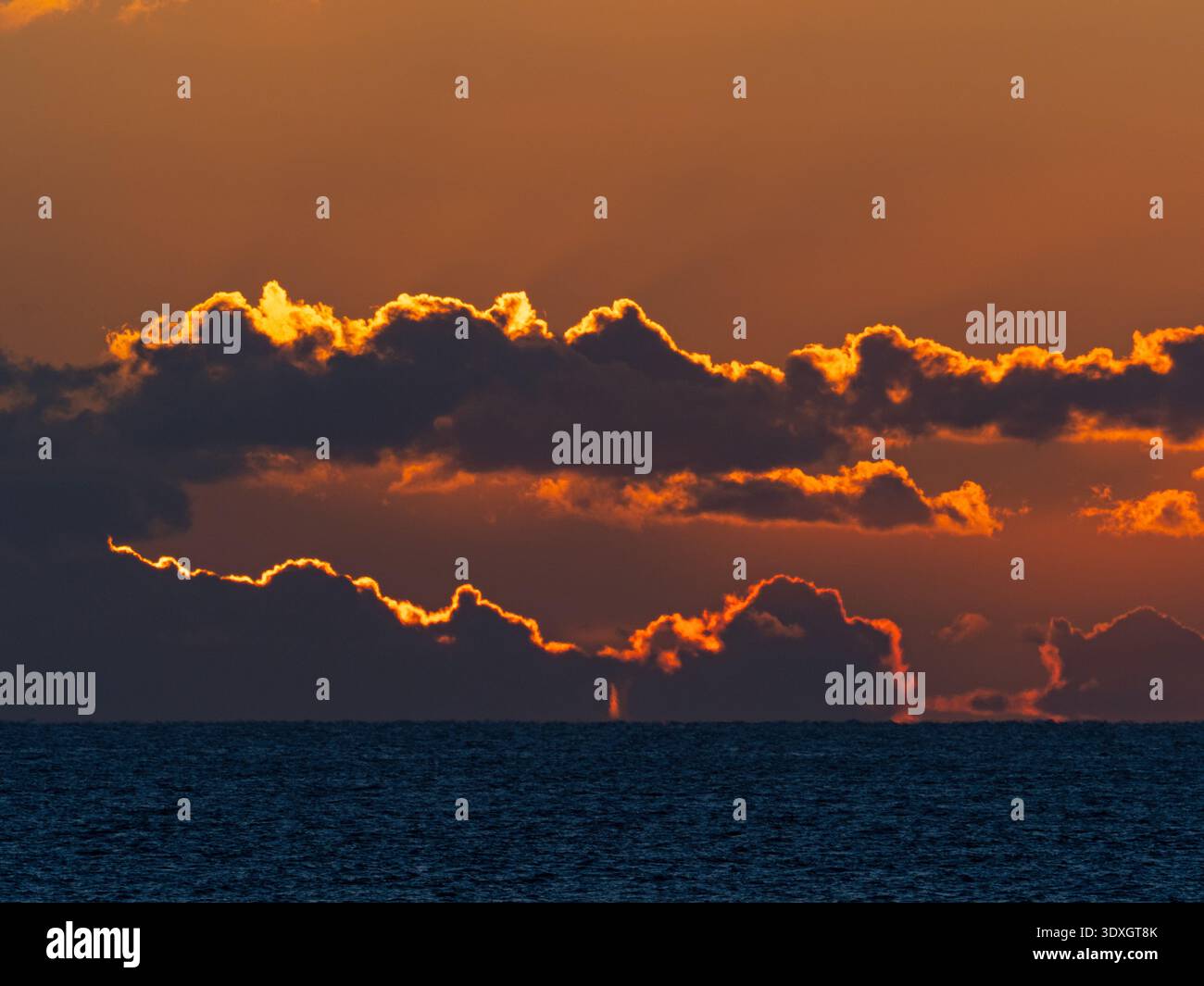Nuvole illuminate al tramonto sul canale della Manica da Portland Bill, Jurrasic Coast, Dorset, Inghilterra, Regno Unito, gennaio 2023 Foto Stock