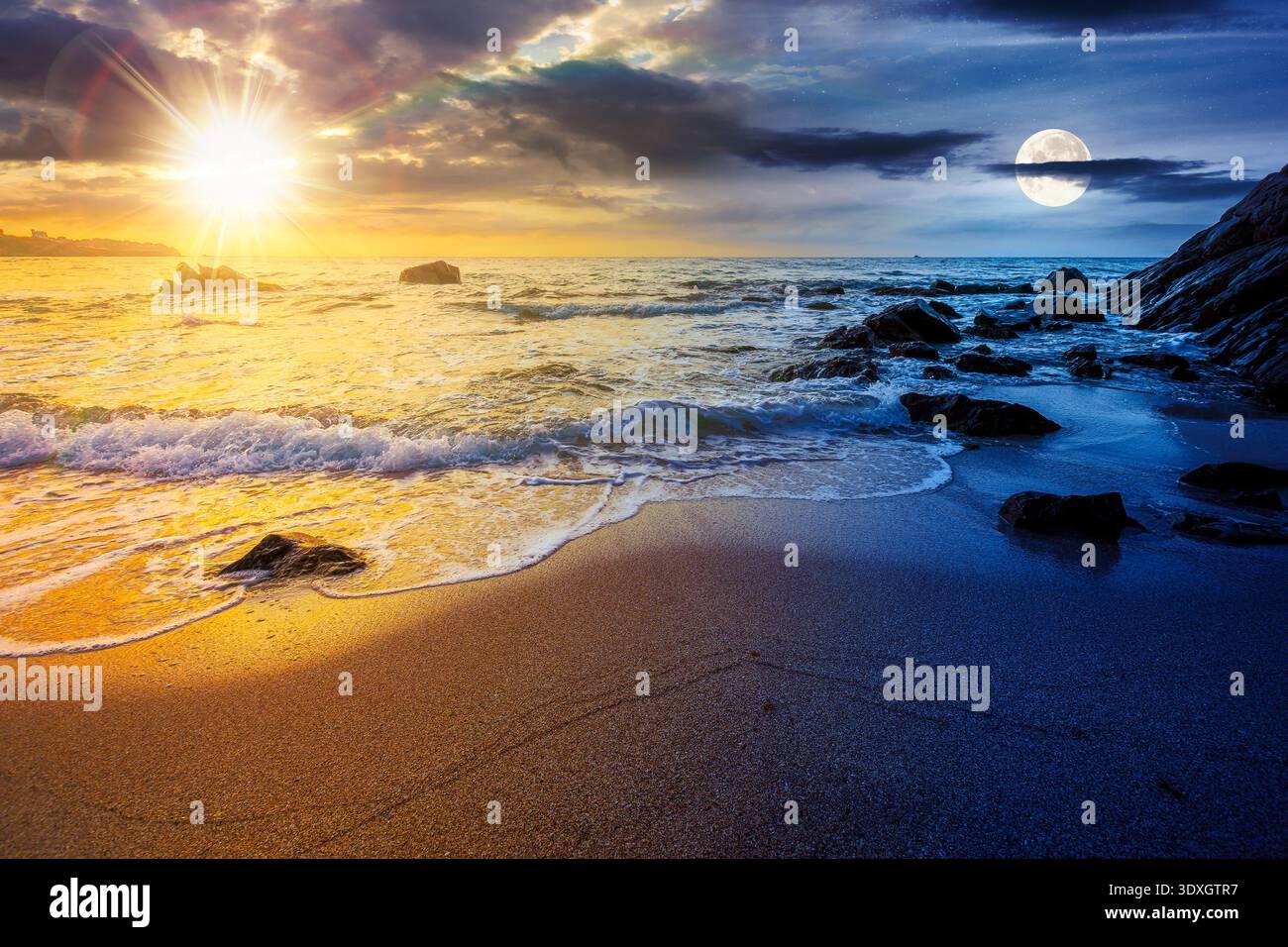 spiaggia sabbiosa vuota sul mare. concetto di cambiamento di orario diurno e notturno. schiuma bianca che rotola sulla riva vicino al masso con sole e luna al crepuscolo. perfec Foto Stock