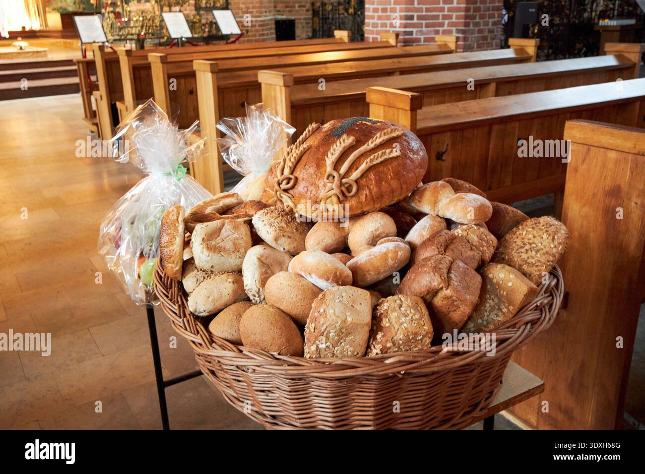 offerte di pane e frutta per la messa nella basilica di santa bridget danzica, polonia Foto Stock