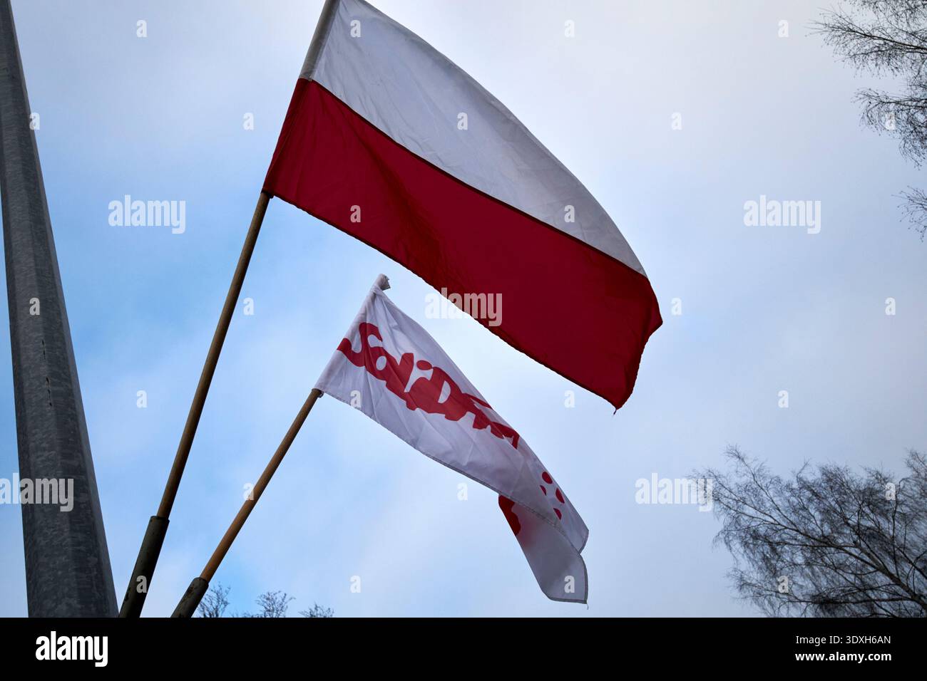 bandiera nazionale polacca e bandiera di solidarietà che battono contro il cielo grigio di danzica polonia Foto Stock