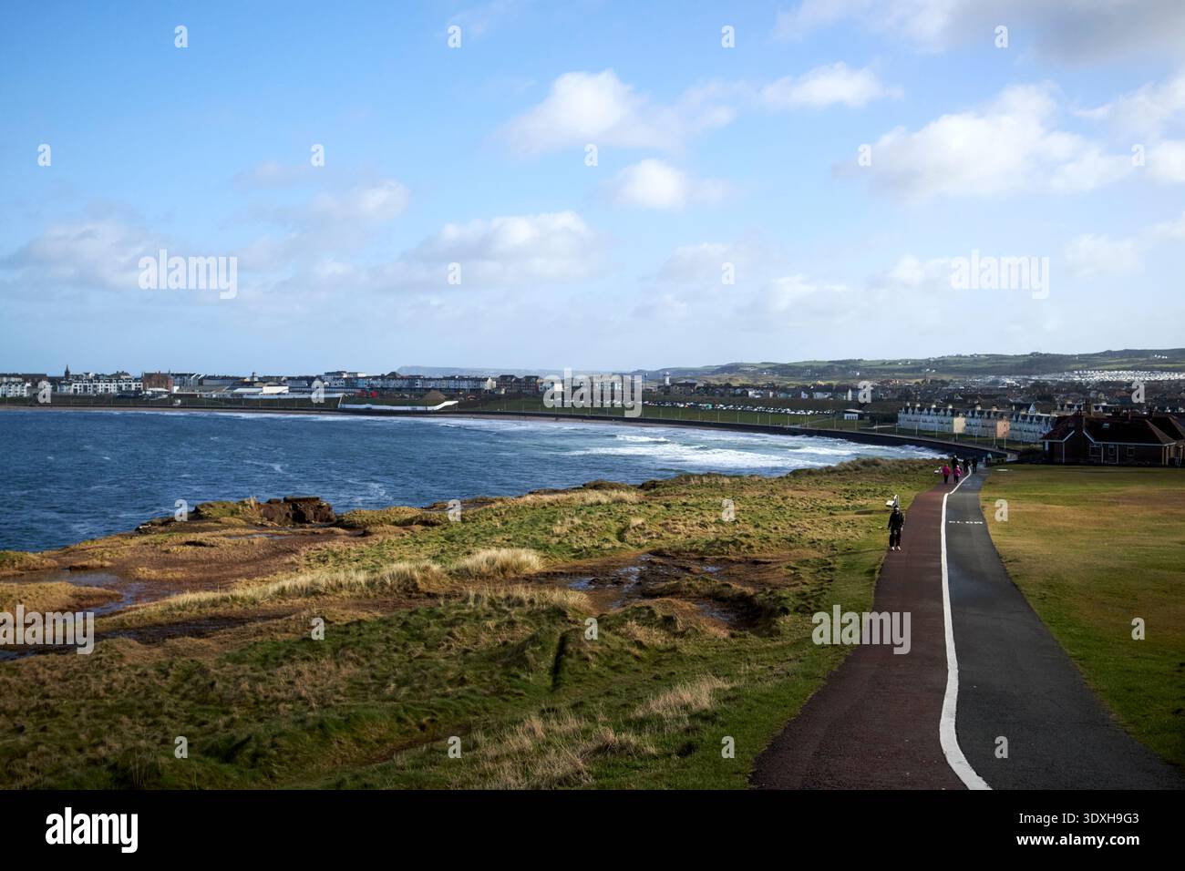 percorso pedonale e ciclabile per portrush, tra cui ulster way e causeway coast way, contea di antrim, irlanda del nord, regno unito Foto Stock
