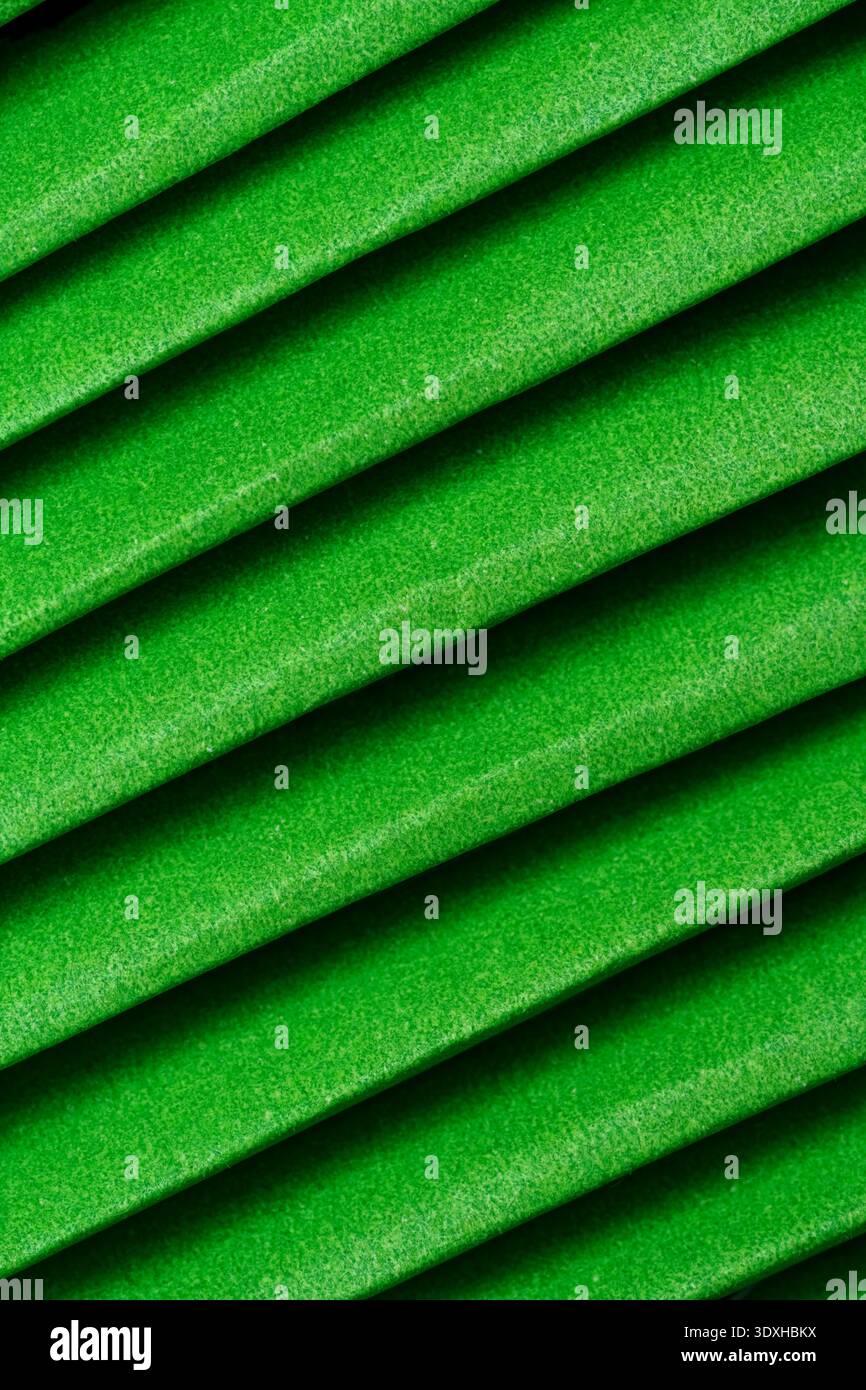 Sfondo di ripetizione geometrica verde astratto. Strisce simmetriche trama astratta Foto Stock