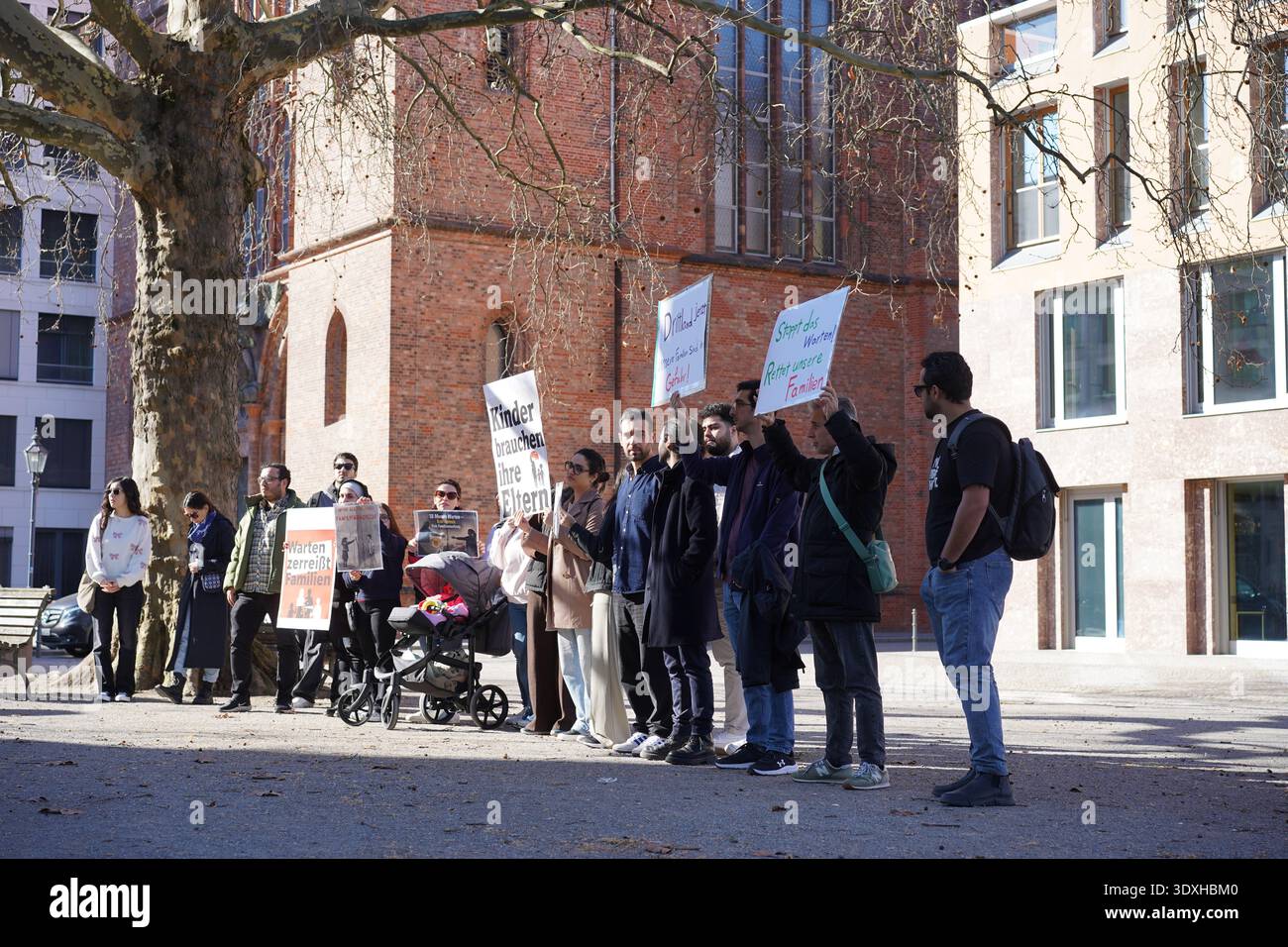 Berlino, Germania - 3 marzo 2026: Manifestanti iraniani manifestano contro il visto per il ricongiungimento familiare lungo tempi di attesa presso il Ministero degli Esteri tedesco. Foto Stock