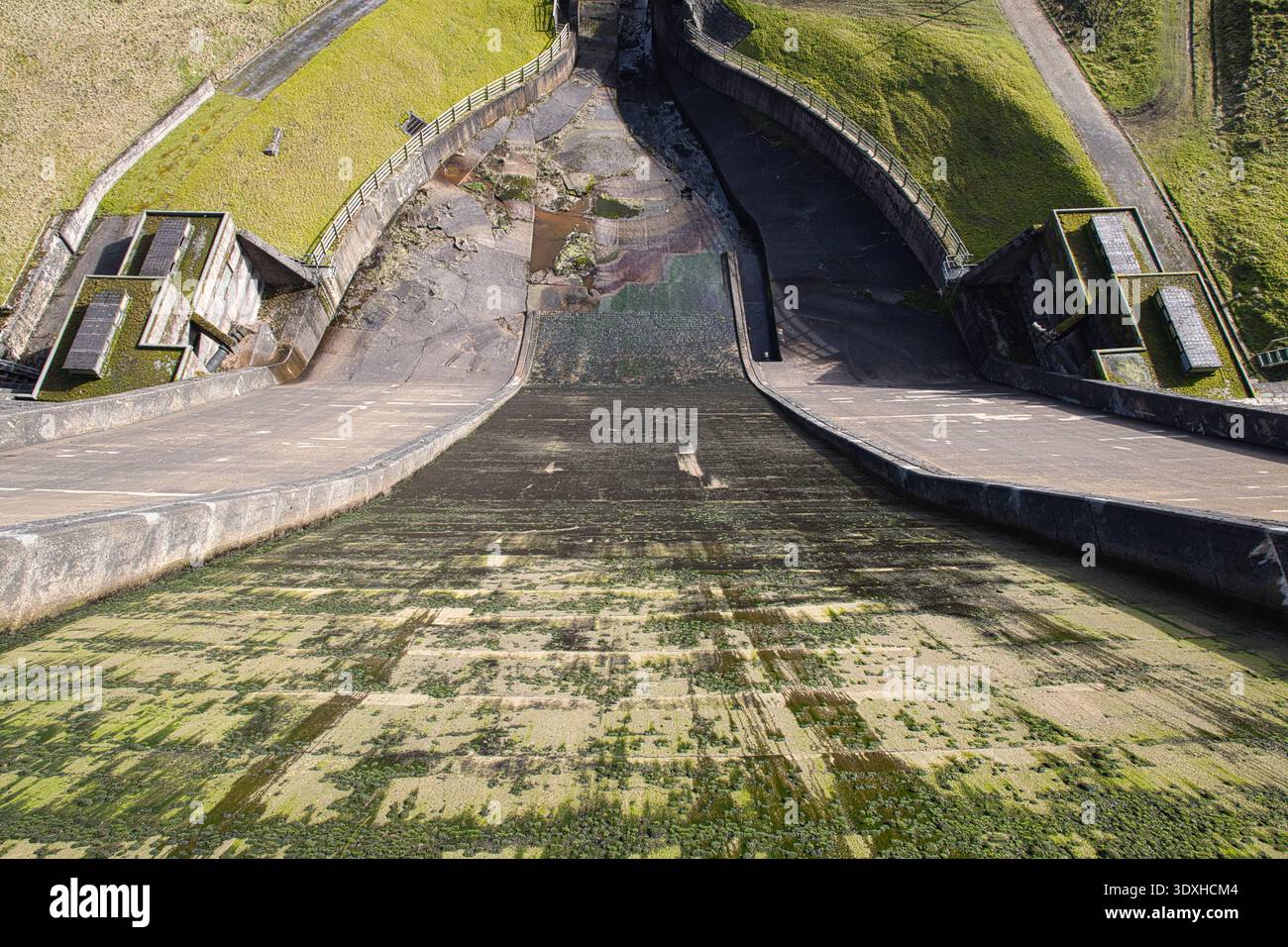 Vista sul bordo della diga di Baitings lungo la Spillway, West Yorkshire, Regno Unito Foto Stock