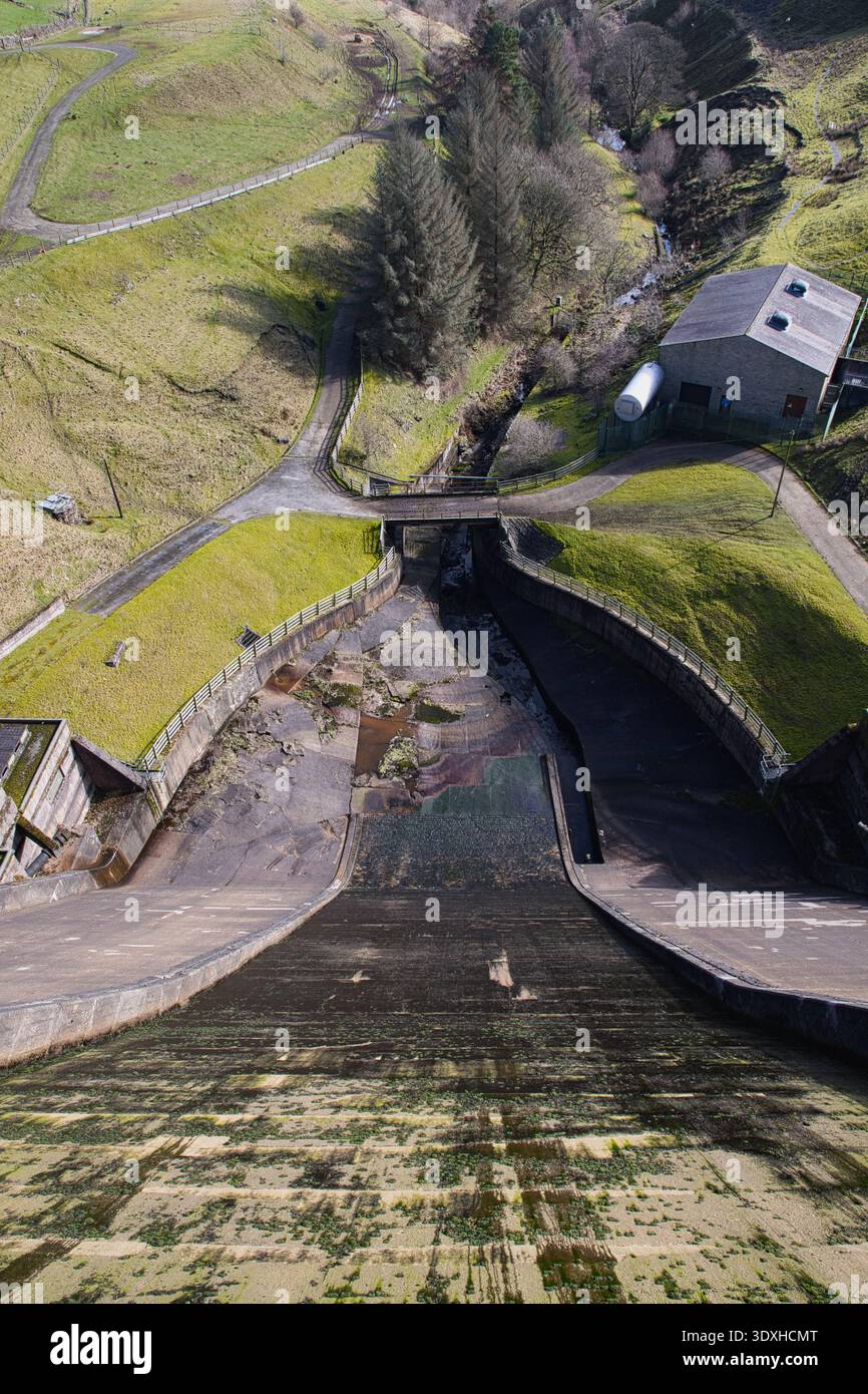 Vista sul bordo della diga di Baitings lungo la Spillway, West Yorkshire, Regno Unito Foto Stock