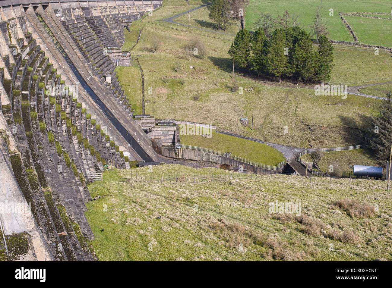 Vista laterale della diga di Baitings, West Yorkshire, Regno Unito Foto Stock