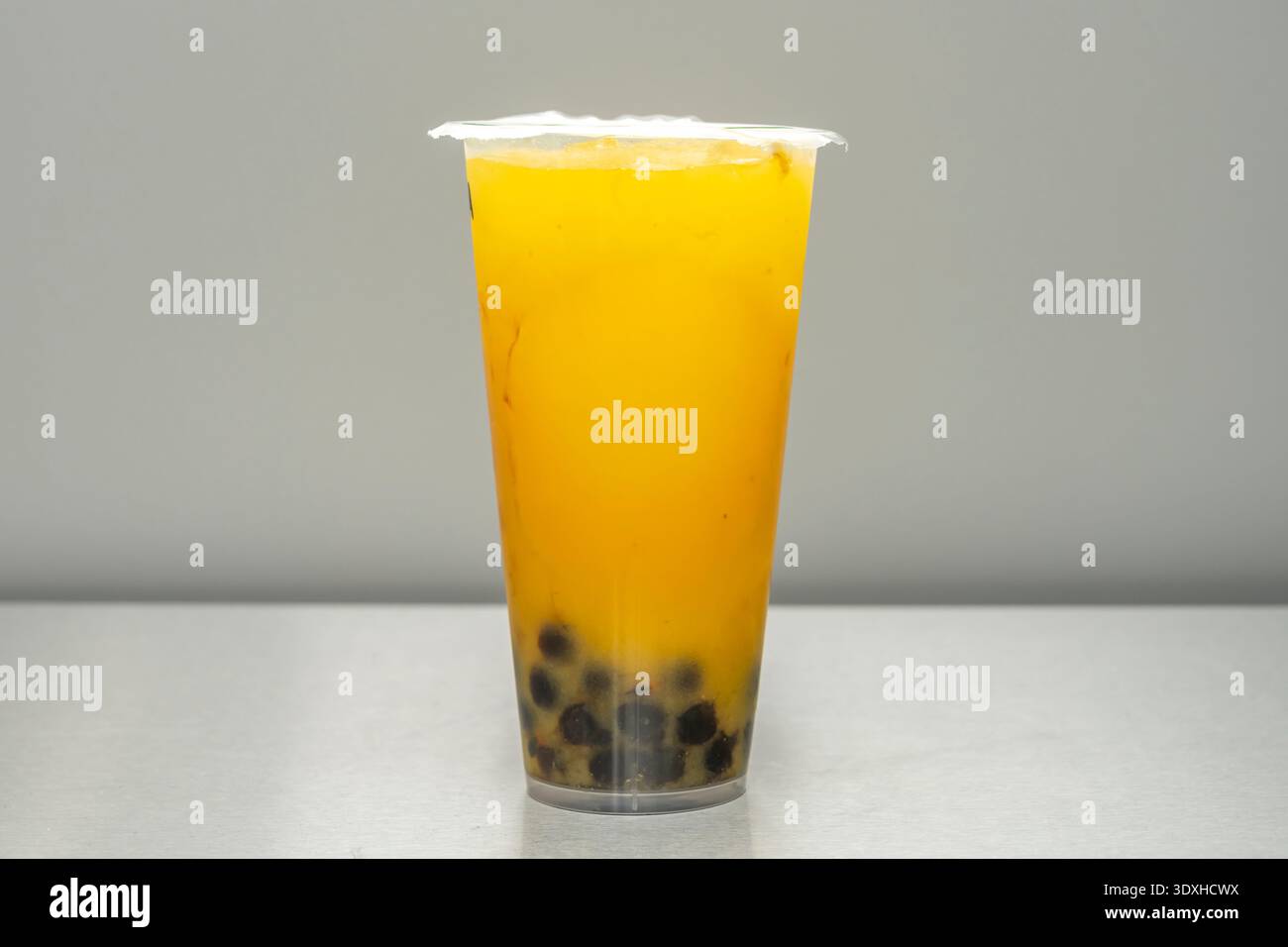 Una bevanda a base di mango con veri pezzi di frutta sul fondo e una consistenza semi-solida Foto Stock