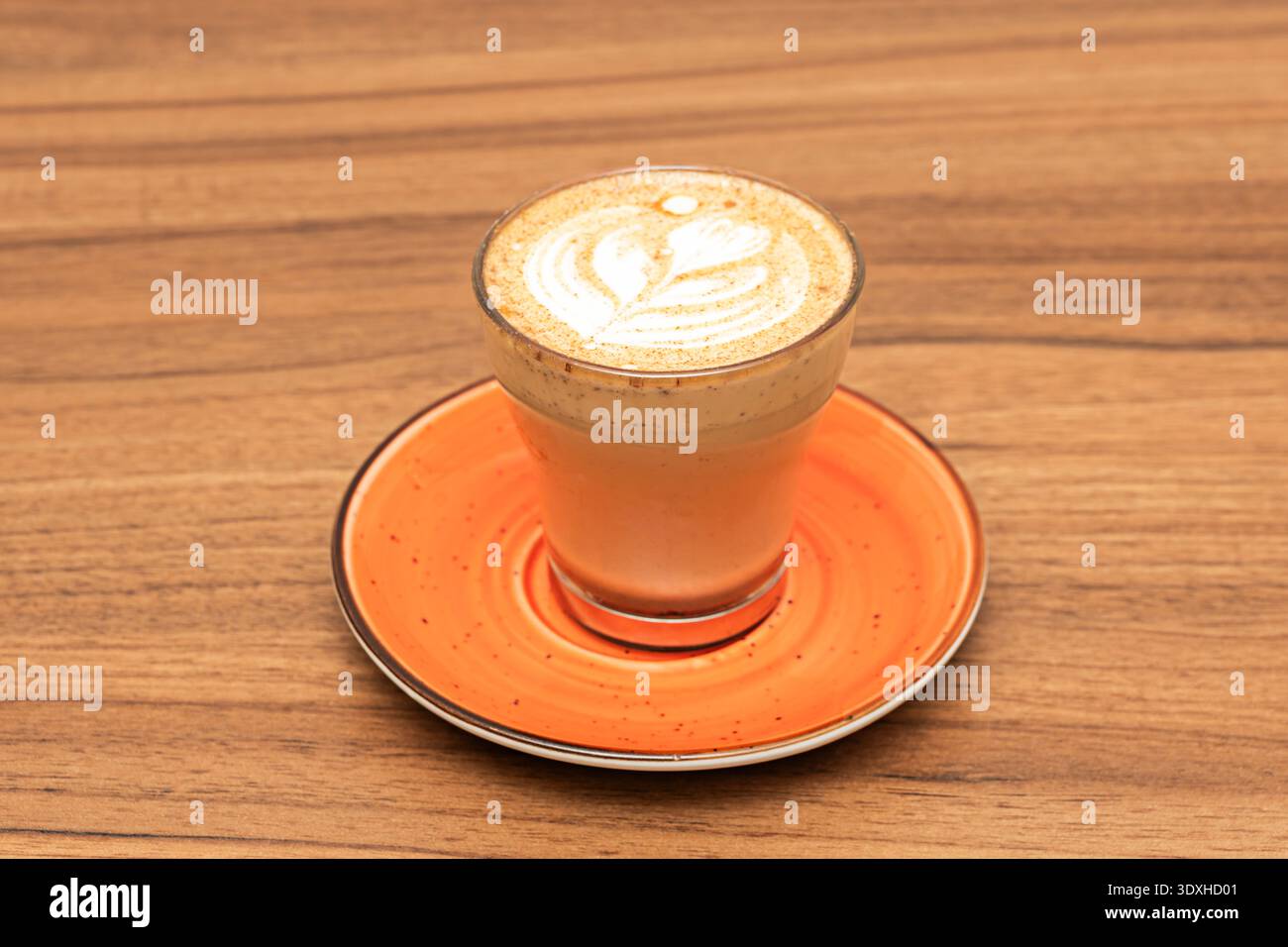 Un dettaglio intimo della schiuma, dove le piccole bolle di latte montato creano uno strato cremoso e denso che si fonde perfettamente con il caffè sul Foto Stock