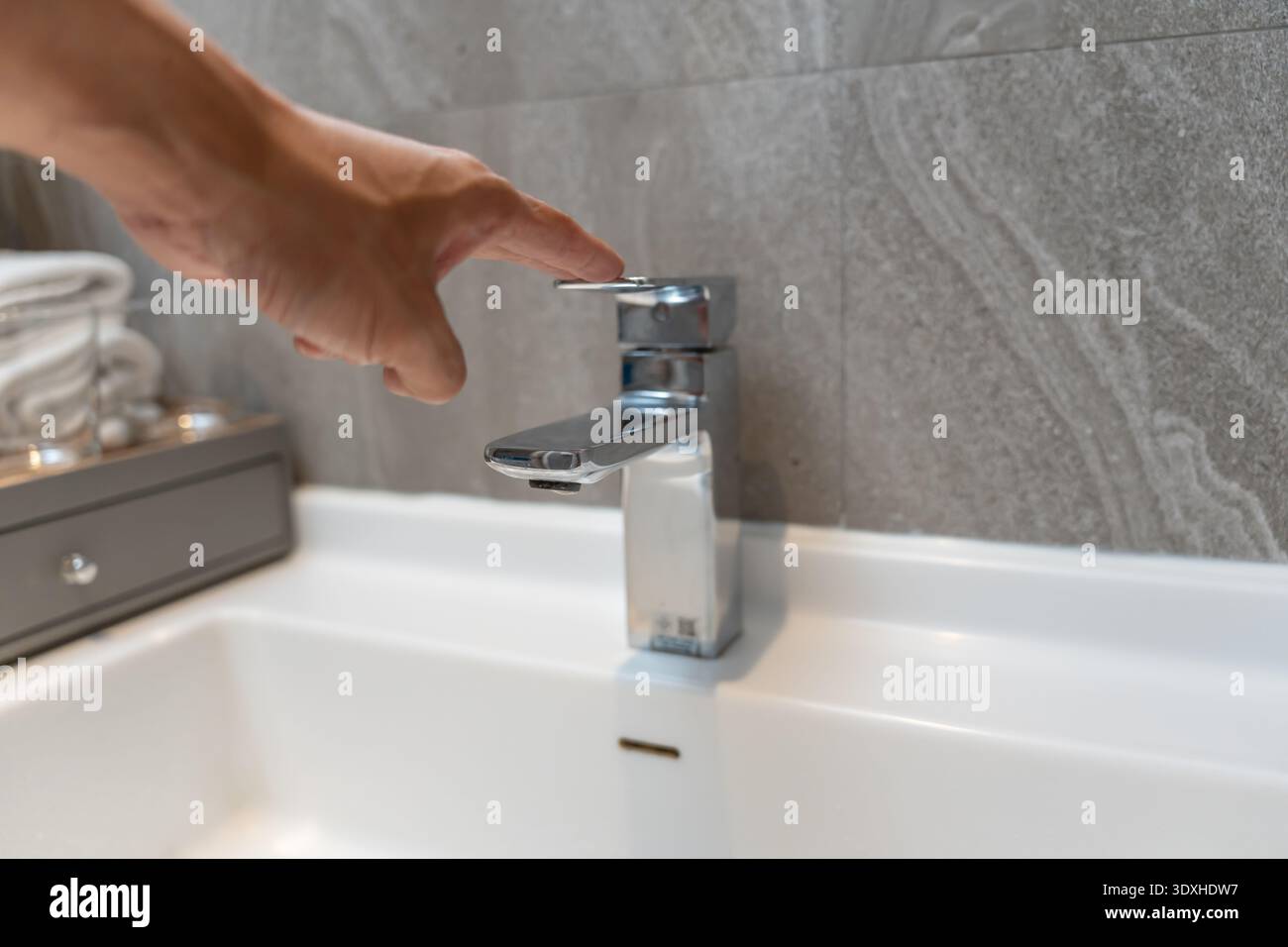 Risparmia acqua. Il volontario continua a spegnere l'acqua corrente nel bagno per proteggere l'ambiente. Un pianeta più verde, ridurre il riscaldamento globale, salvare il mondo, Foto Stock