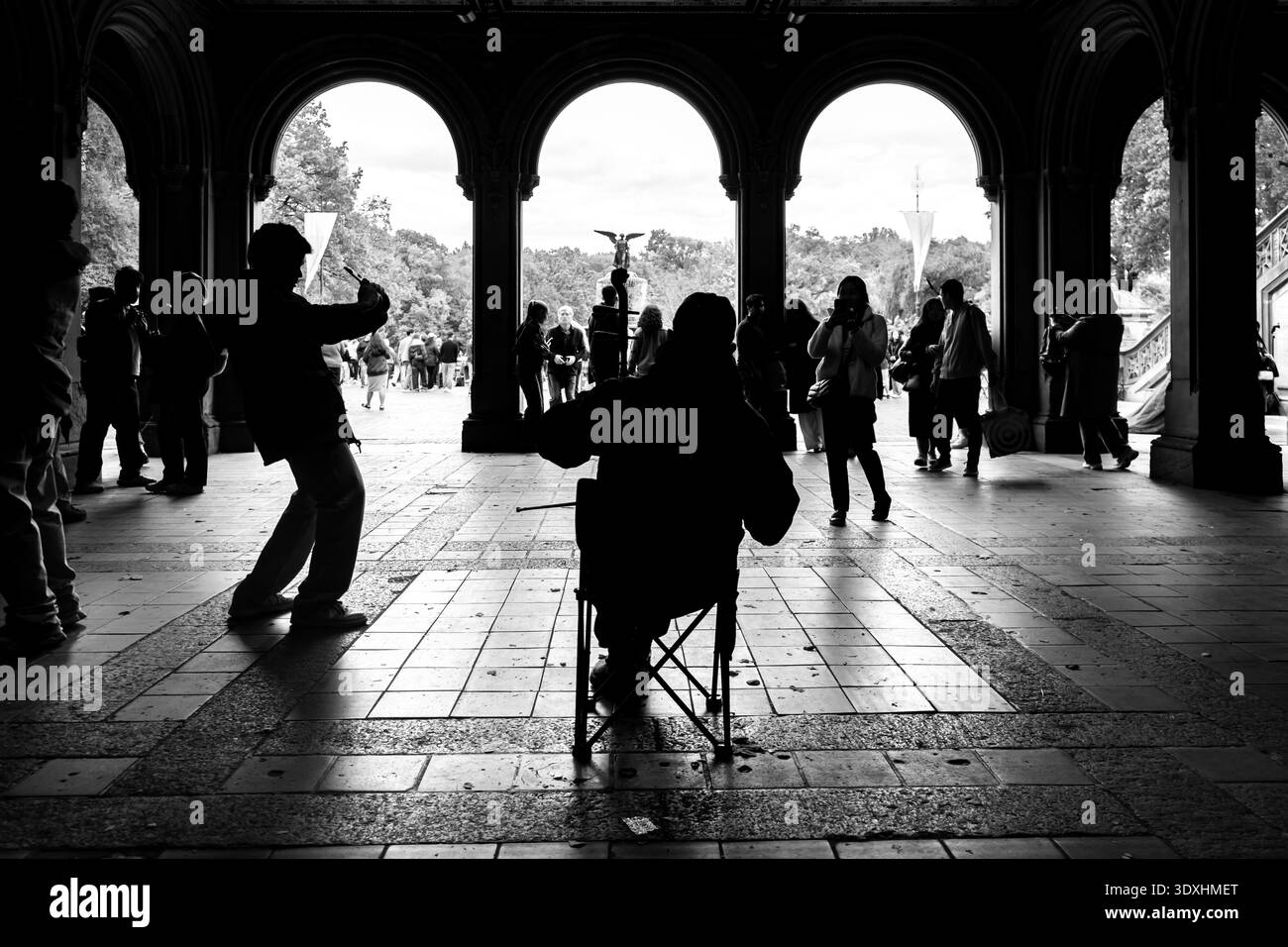 New York, USA - 25 ottobre 2025: Bethesda Terrace Arcade. Sotto il Bethesda Terrace Arcade a Central Park, New York, con pedoni e turisti. Foto Stock