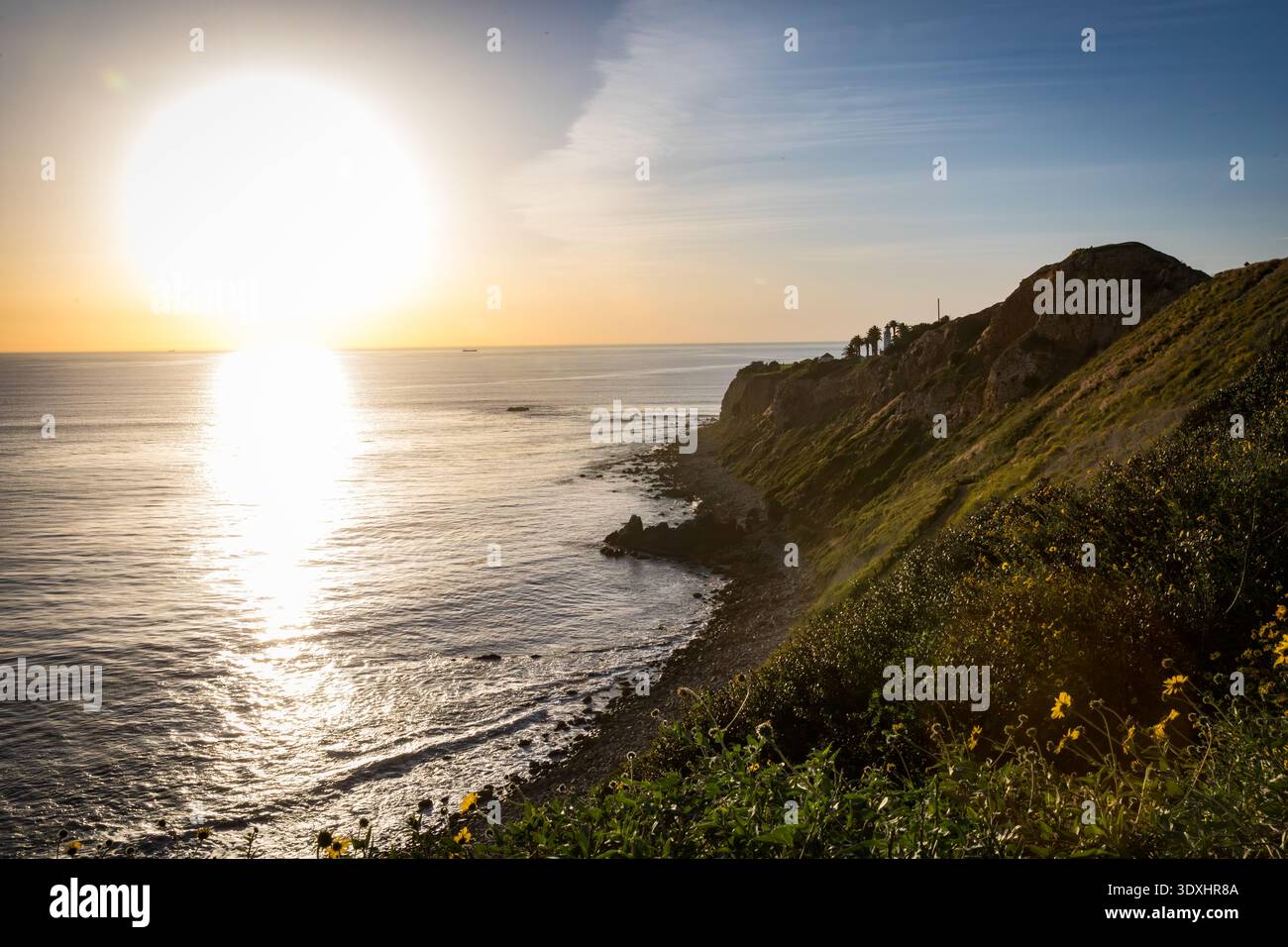 Rancho Palos Verdes, California: 20 gennaio 2026: Tramonto sulle scogliere di Inspiration Point a Rancho Palos Verdes, California Foto Stock