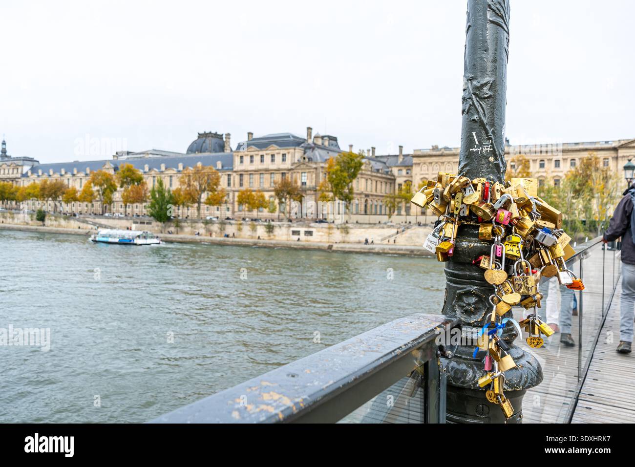 Love Locks sul lampione della Bribde sulla Senna, Parigi, Francia - 29 ottobre 2025 Foto Stock