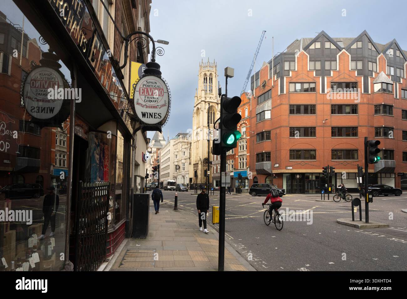 Londra, Regno Unito. Un ciclista passa davanti ai vini Elvino in Fleet Street. Foto Stock