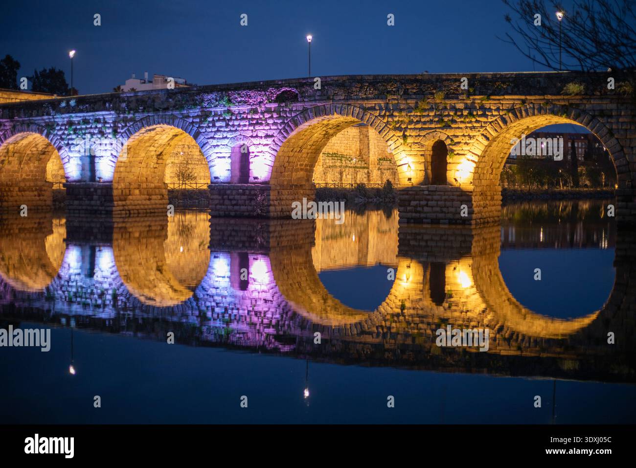 Ponte romano di Merida, Badajoz, Estremadura, Spagna, patrimonio dell'umanità dell'UNESCO, illuminato al tramonto Foto Stock