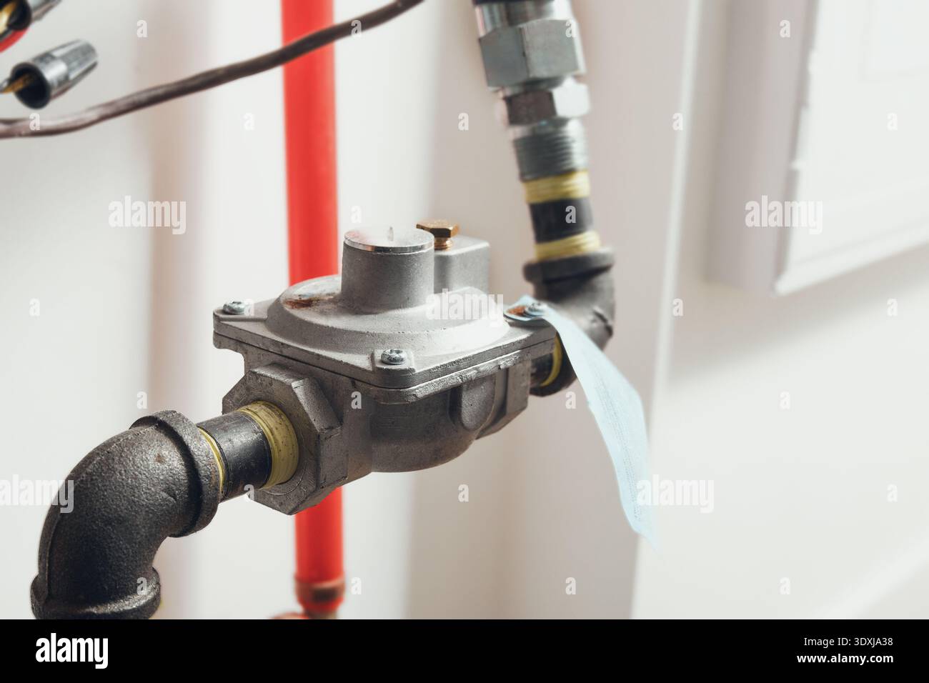 Limitatore di ventilazione o regolatore di pressione del gas per il riscaldamento di gas naturale in casa. Dispositivo di sicurezza dell'impianto a gas per limitare il flusso di gas in caso di guasto del diaframma del regolatore. Foto Stock