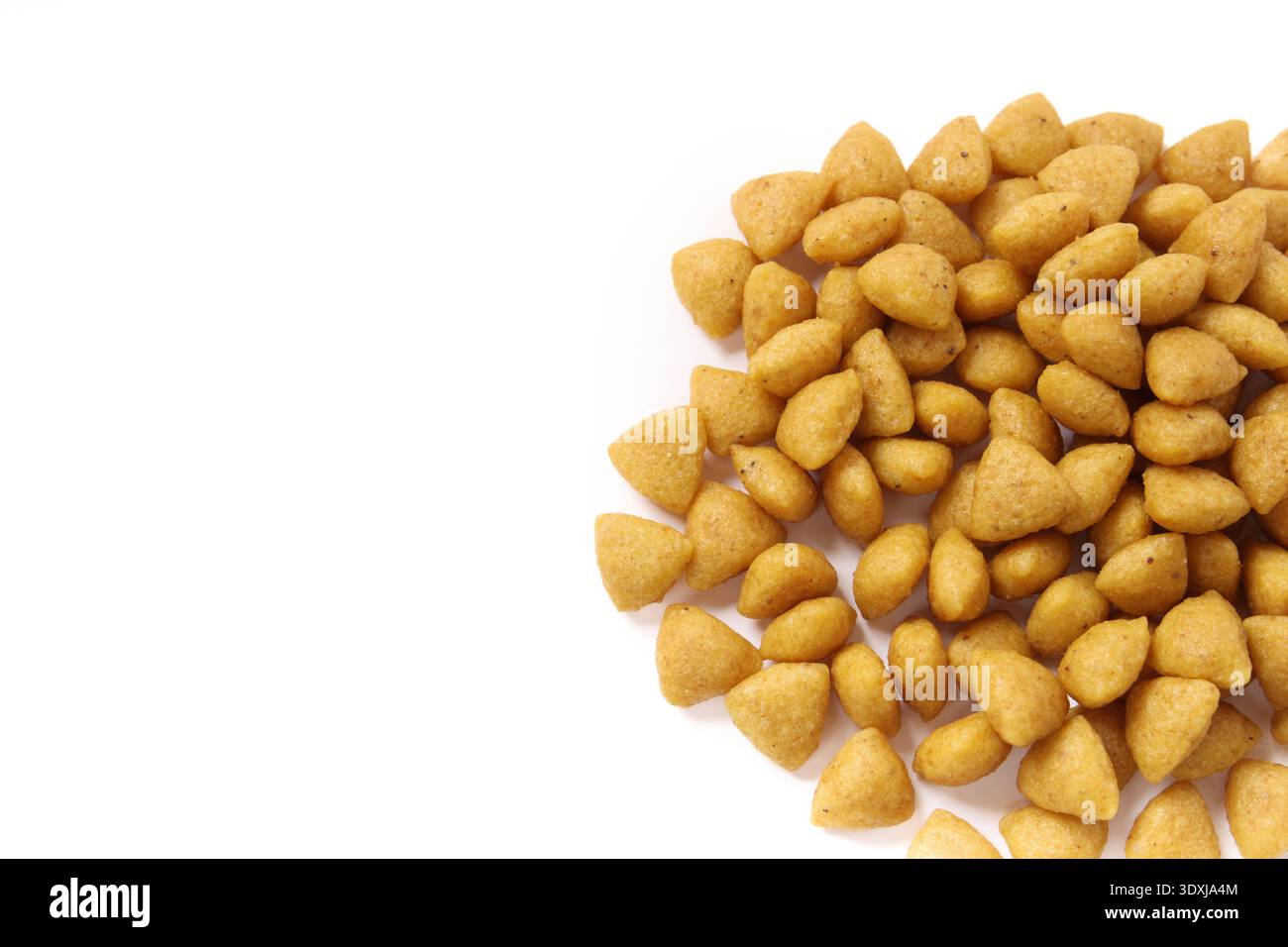 Kibble isolati per gatti o cani. Alimenti per animali domestici con proteine di soia idrolizzate. Veterinario prescritto dieta ipoallergenica per gatti o cani. Basso peso molecolare Foto Stock