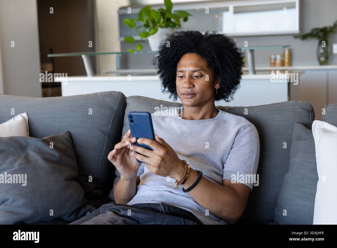 Due persone sul passaggio pedonale in movimento richiedono chiarimenti durante l'ispezione del diagramma sulla piattaforma dell'aeroporto Foto Stock