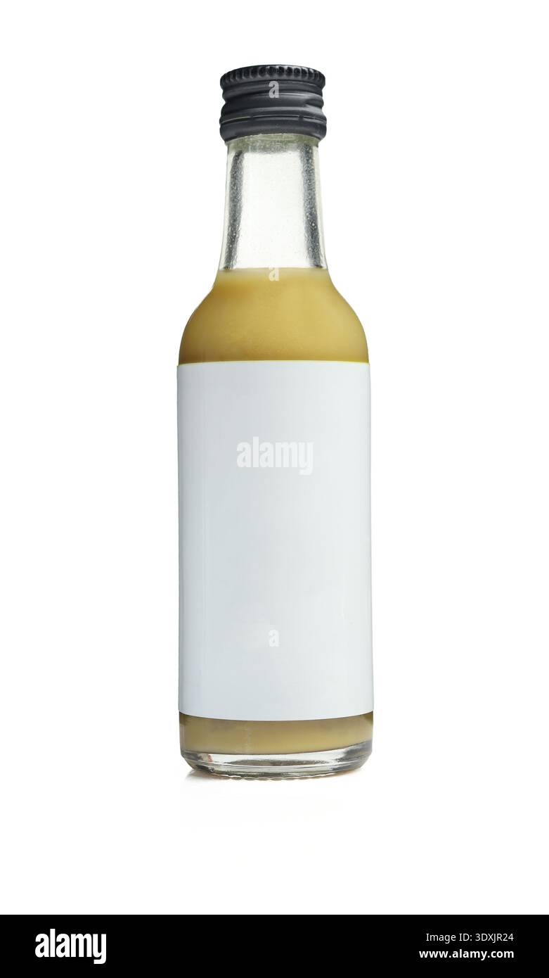 Flacone piccolo in vetro pieno di succo con modello di etichetta per mockup vuoto isolato su sfondo bianco Foto Stock