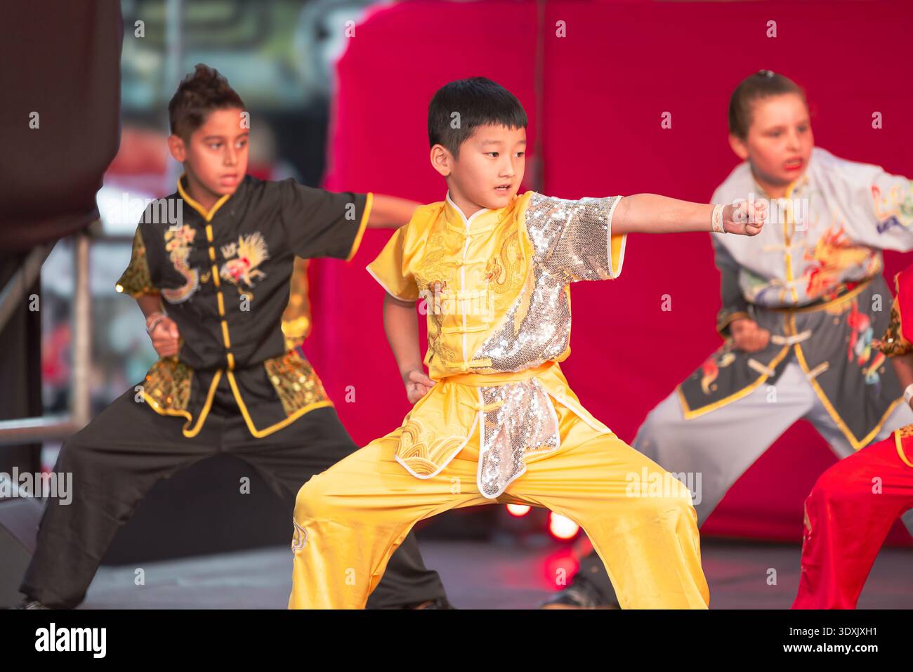 Kung fu tradizionale e dimostrazione di arti marziali durante il festival del capodanno cinese a Buenos Aires. Atleti che eseguono movimenti dinamici. Foto Stock