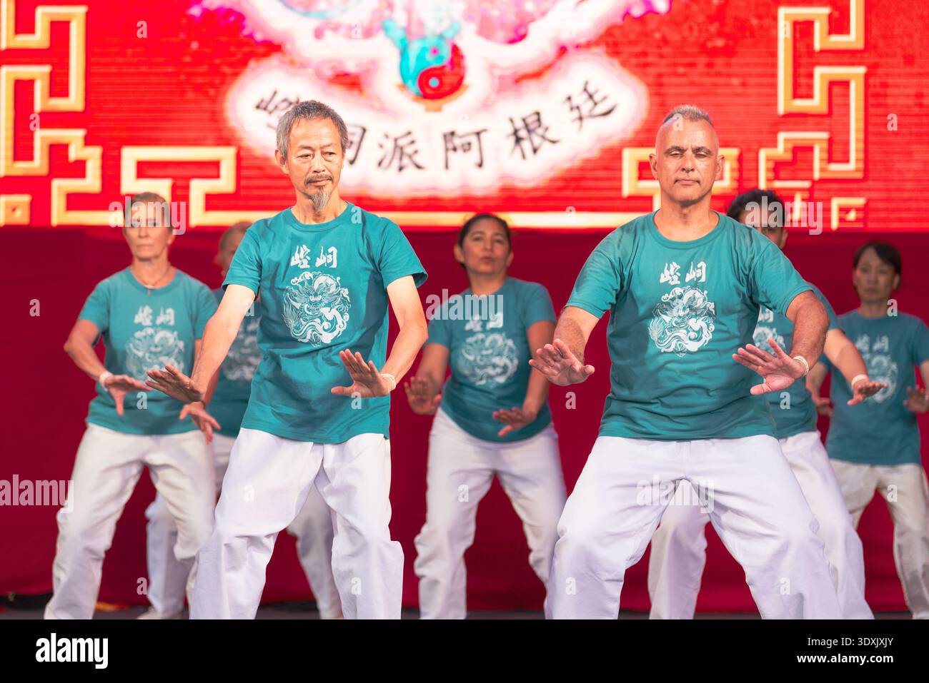 Kung fu tradizionale e dimostrazione di arti marziali durante il festival del capodanno cinese a Buenos Aires. Atleti che eseguono movimenti dinamici. Foto Stock