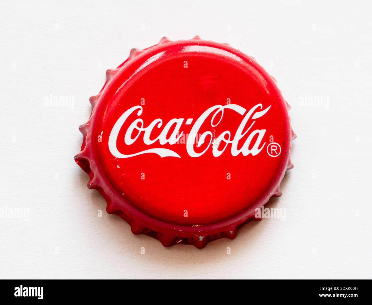 Yerevan, Armenia - 18 gennaio 2026: Vista dall'alto del tappo di latta rosso dal primo piano della bottiglia Coca-Cola su sfondo bianco Foto Stock