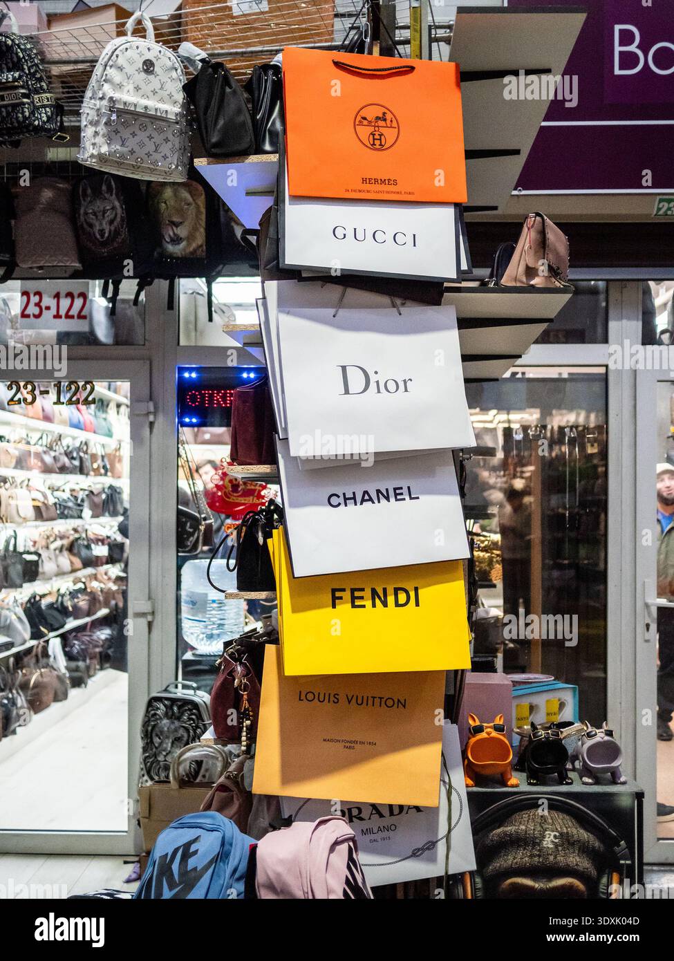 Mosca, Russia - 20 dicembre 2025: Sacchetti di carta brandizzati in mostra al mercato di Sadovod (Rynok Sadovod) nella città di Mosca Foto Stock