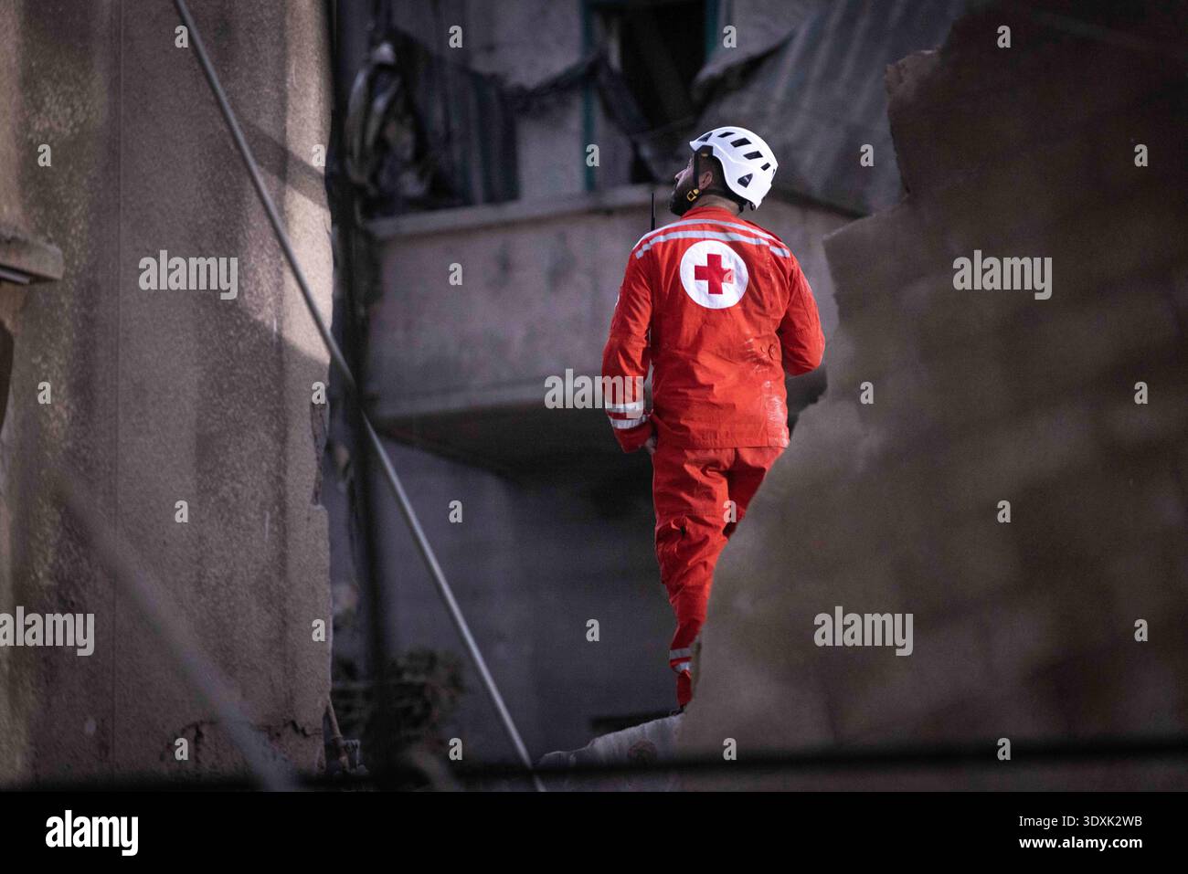 26 novembre 2024, Beirut, Libano: Un primo soccorritore della Croce Rossa libanese perquisisce un edificio residenziale livellato da un attacco israeliano il 26 novembre 2024 a Beirut, in Libano. Le strade erano caotiche, dato che la gente portava sacchi di evacuazione e cercava le mappe per trovare luoghi sicuri dove fuggire. Sono state sentite sparatorie anche quando la gente ha avvertito i loro vicini quando Israele minacciava luoghi. Le forze israeliane hanno ripetutamente attaccato Beirut e in tutto il Libano prima di un possibile cessate il fuoco. (Credit Image: © Daniel Carde/ZUMA Press Wire) SOLO PER USO EDITORIALE! Non per USO commerciale! Foto Stock