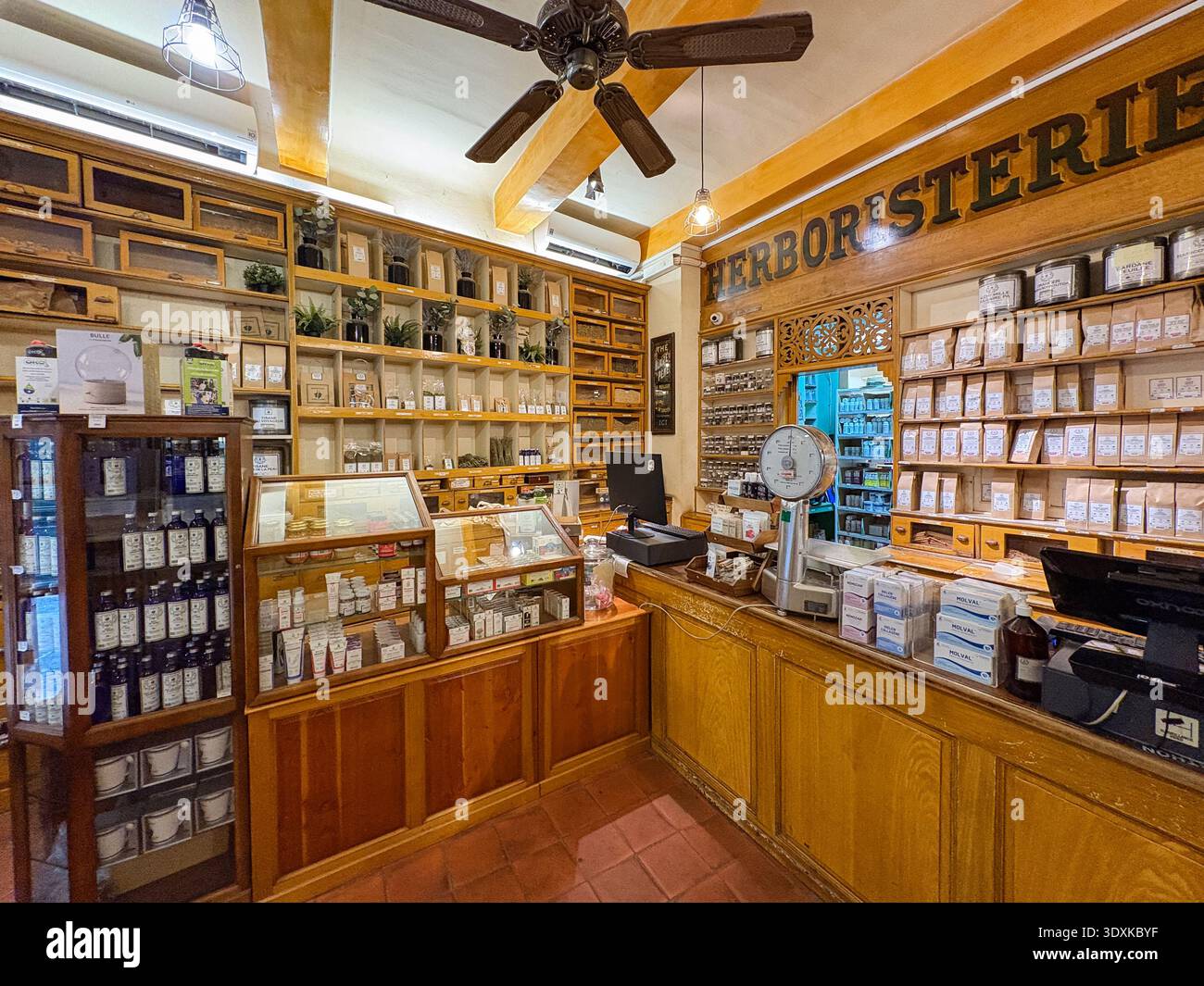 Père Blaize, Herboristerie. Marsiglia, Francia. Storico interno dell'farmacia del 1815 con scaffalature in legno, scala tradizionale e rimedi a base di erbe. Foto Stock