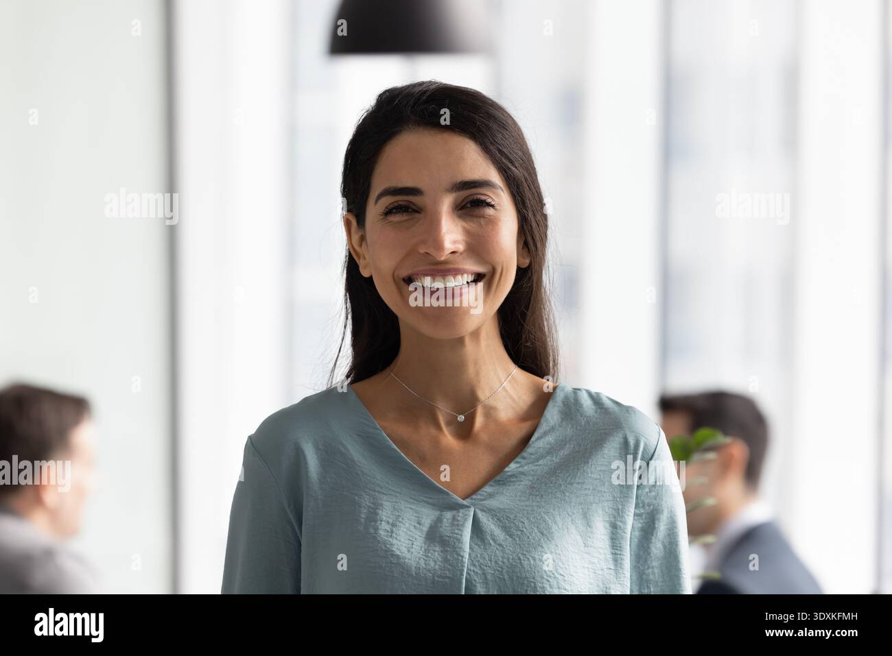 Ritratto alla testa sorridente donna brasiliana lavoratrice che guarda la fotocamera Foto Stock