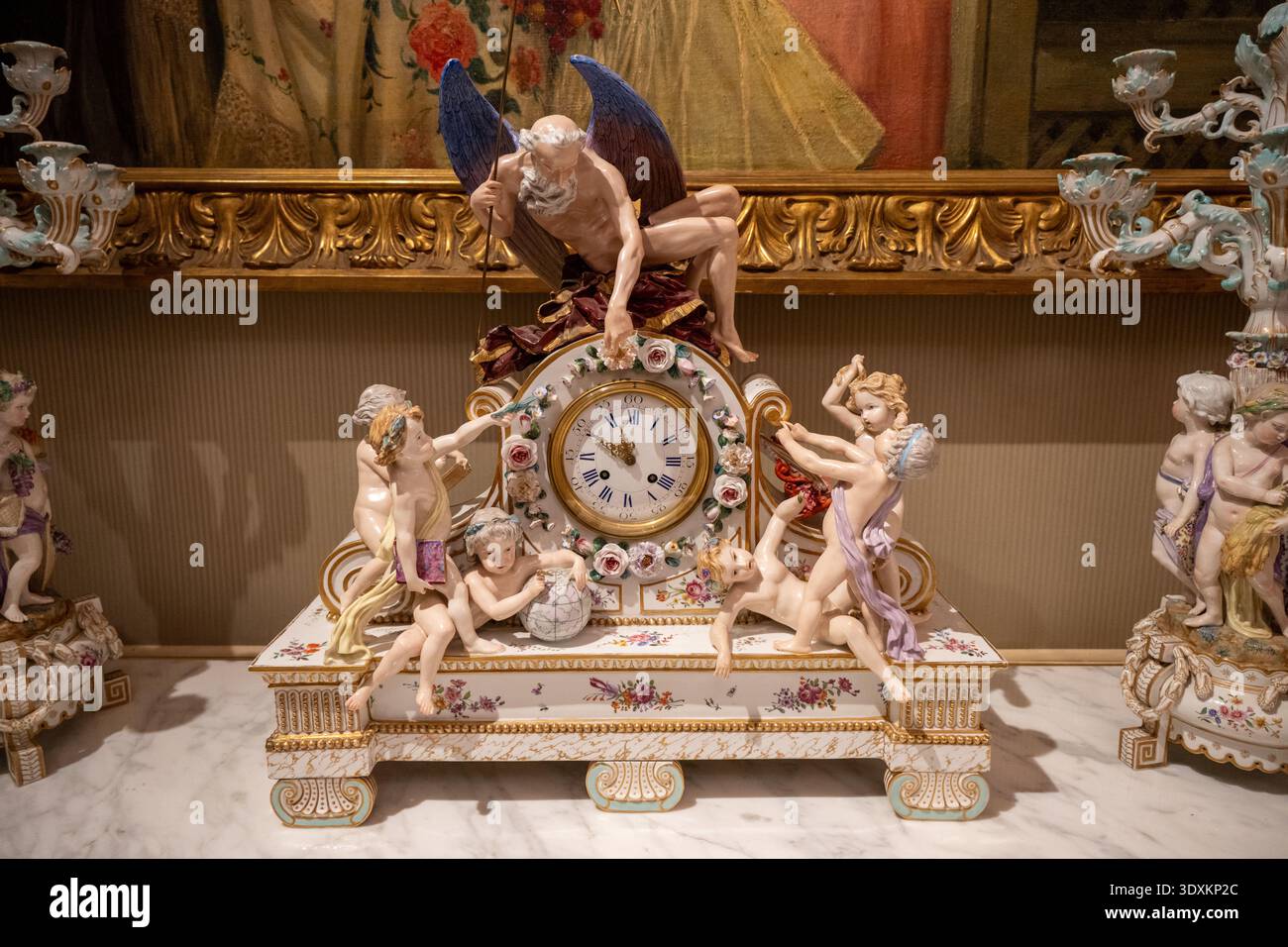 Siviglia, Spagna - 3 dicembre 23: Primo piano di un orologio dorato con candelabri e figure decorative a Casa Fabiola, donazione Mariano Bellver a Siviglia, Foto Stock