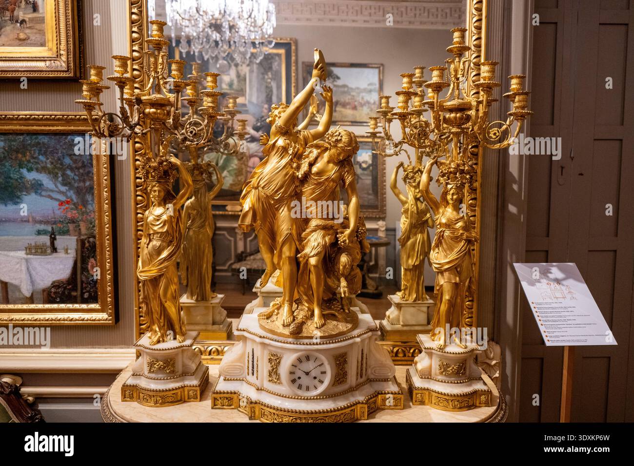 Siviglia, Spagna - 3 dicembre 23: Orologio dorato con candelabro riflesso in uno specchio presso Casa Fabiola, donazione Mariano Bellver a Siviglia, Andalusia, Spa Foto Stock