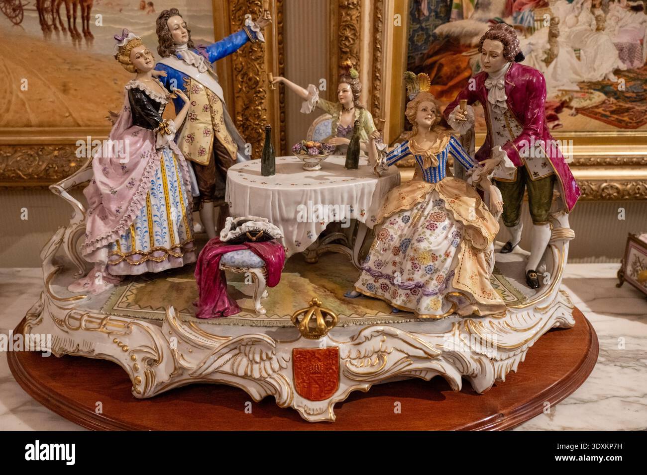 Siviglia, Spagna - 3 dicembre 23: Gruppo di statuette in porcellana raffigurante una scena in stile settecentesco esposta a Casa Fabiola, Mariano Bellver donazione a Sevil Foto Stock