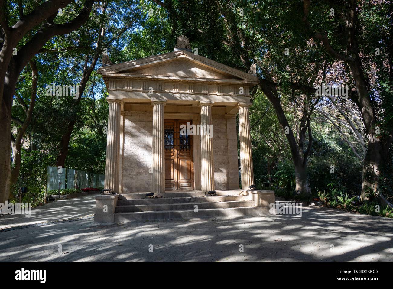 Piccolo padiglione neoclassico con colonne nel Jardin Botanico Historico la Concepcion, Malaga, Andalusia, Spagna. Foto Stock