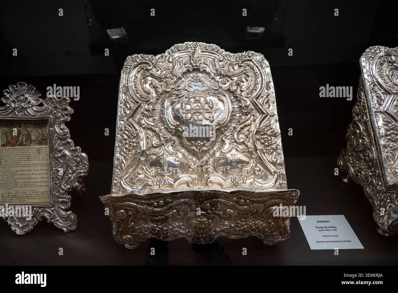 Antequera, Spagna 17 dicembre 23: Leggio decorativo in argento o libreria con ornamenti barocchi nel Museo de la Ciudad de Antequera, Spagna. Foto Stock