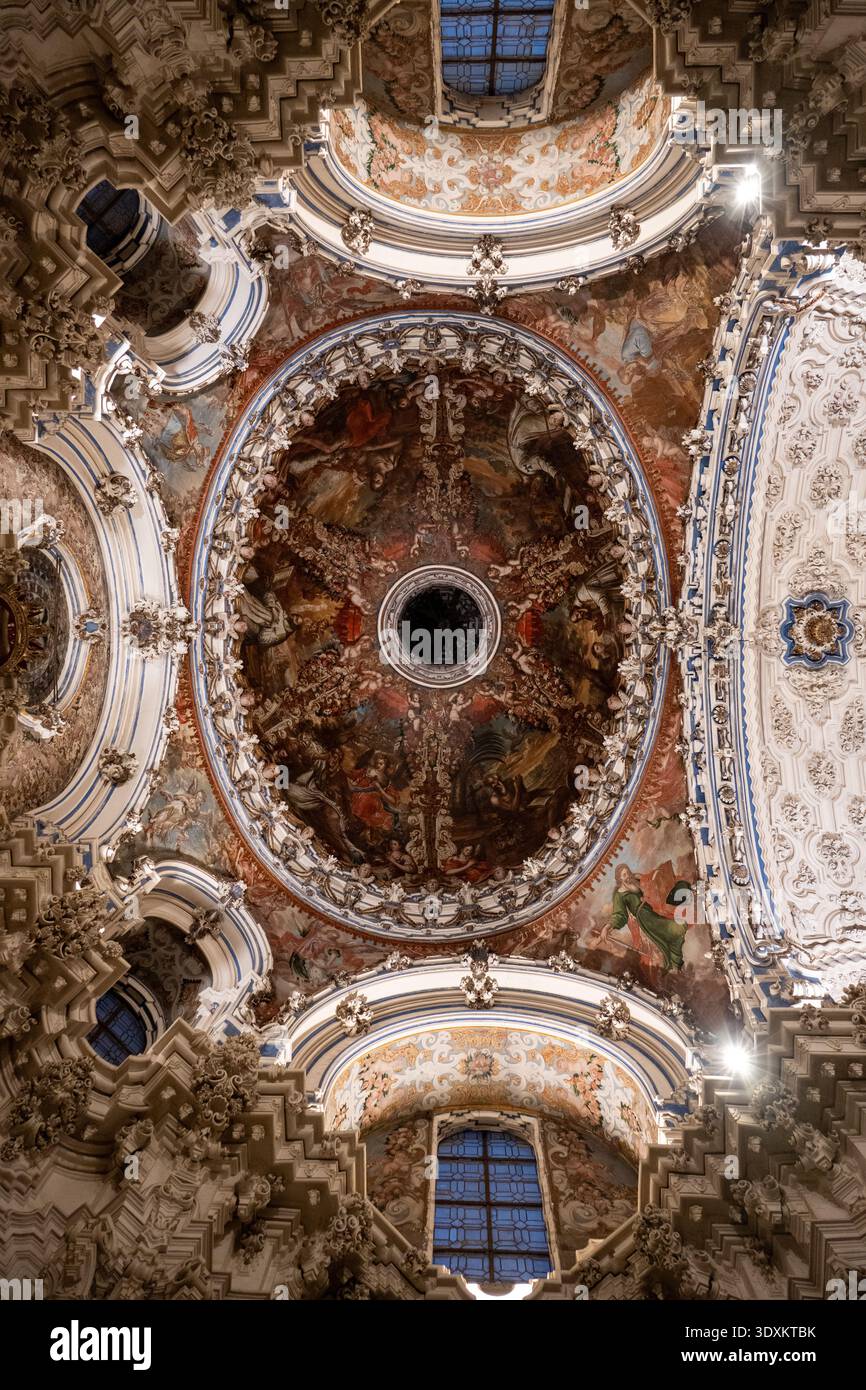 Soffitto decorativo con affresco ovale e cornice decorata in stucco all'interno del monastero Cartuja di Granada, Andalusia, Spagna. Foto Stock
