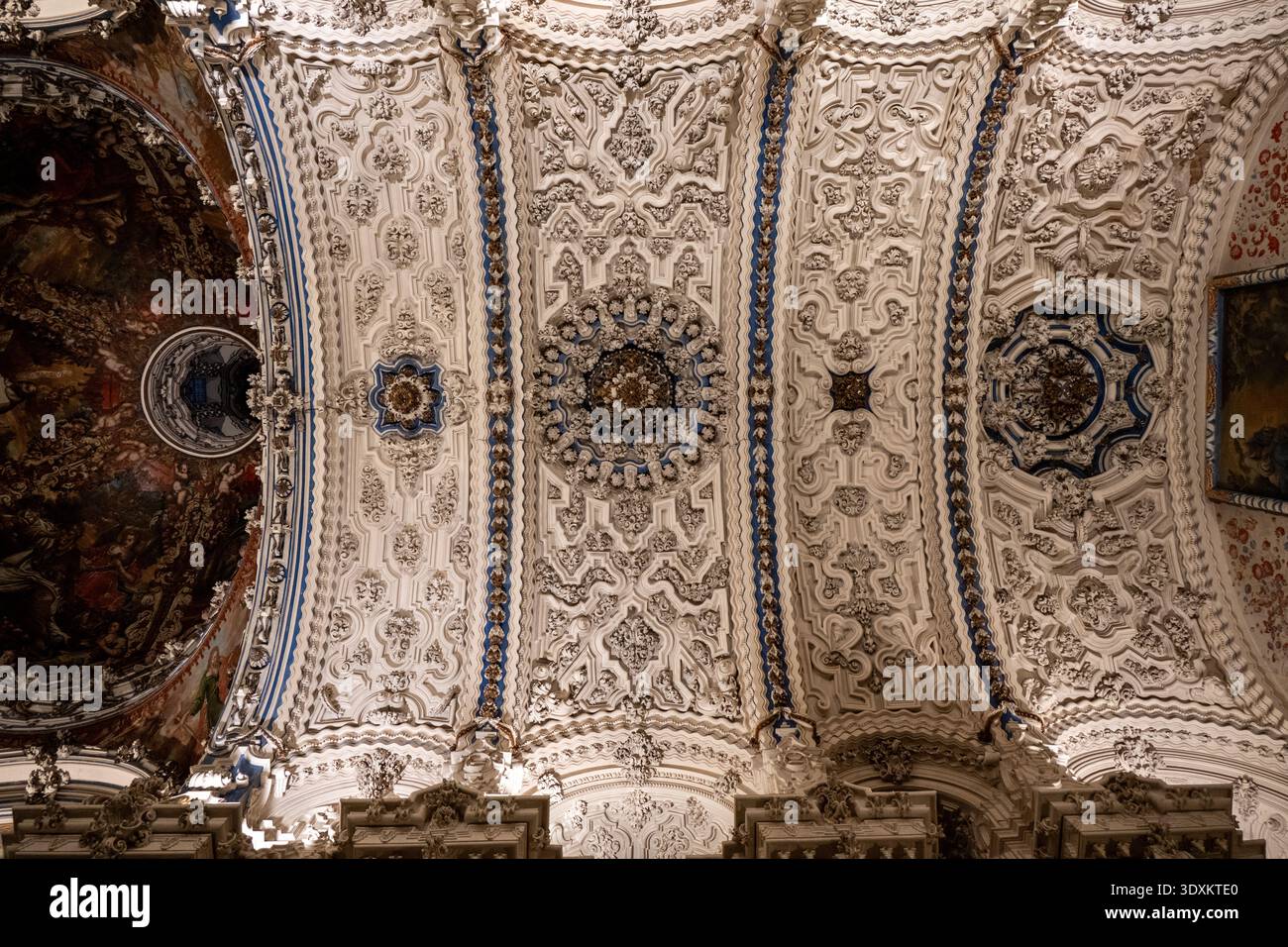 Vista dettagliata di pannelli bianchi in stucco con accenti blu e rilievo scolpito all'interno del Monastero di Cartuja, Granada, Andalusia, Spagna. Foto Stock