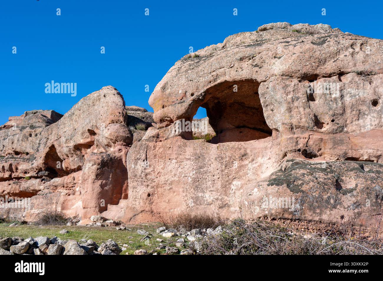 Formazione di pietra arenaria erosa con una finestra naturale e forme arrotondate di scogliera nel sito archeologico di Tiermes a Soria, Spagna. Foto Stock