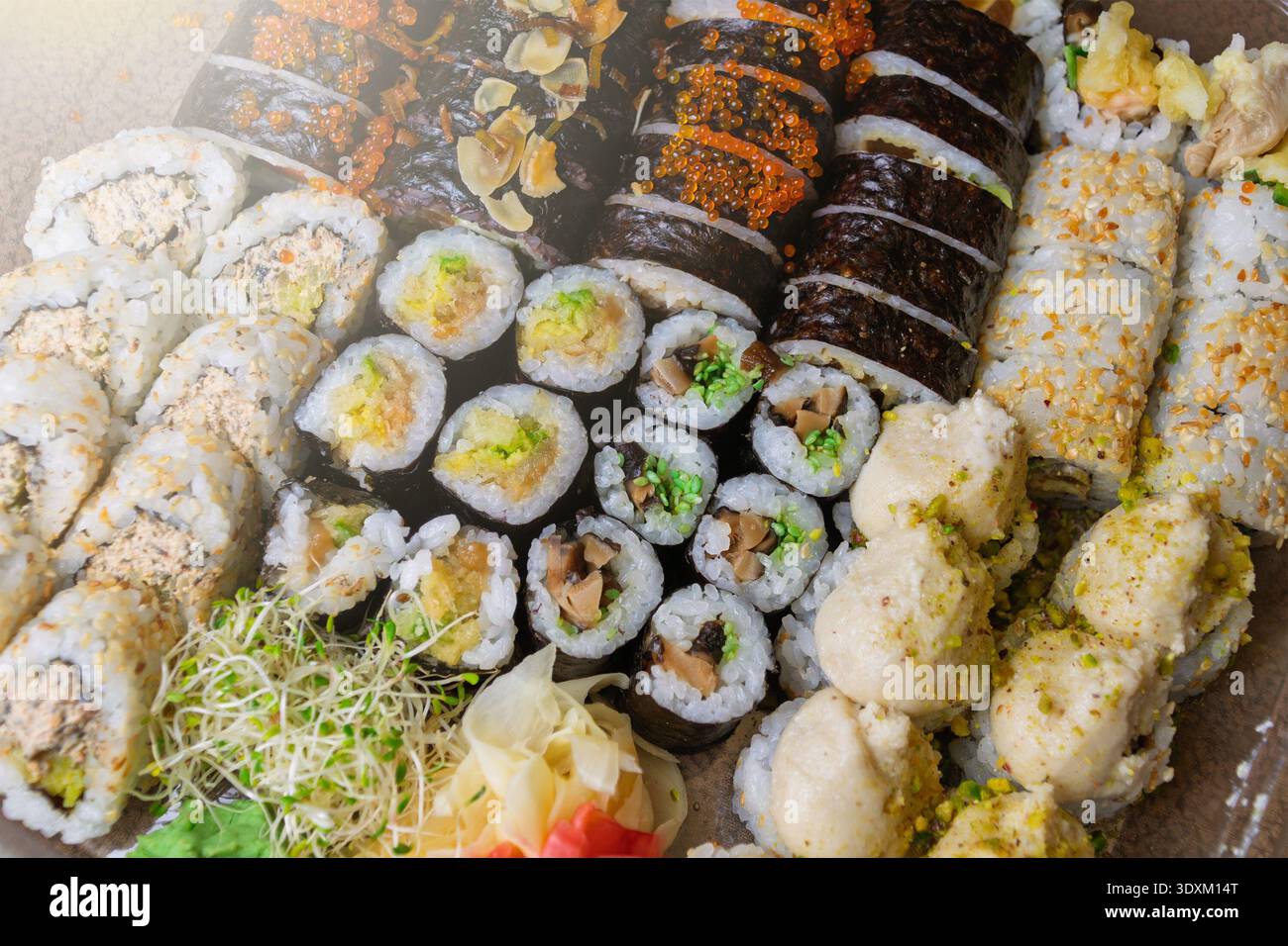 Selezione di sushi roll disposti su un piatto da portata. Sushi roll vegani. Foto Stock