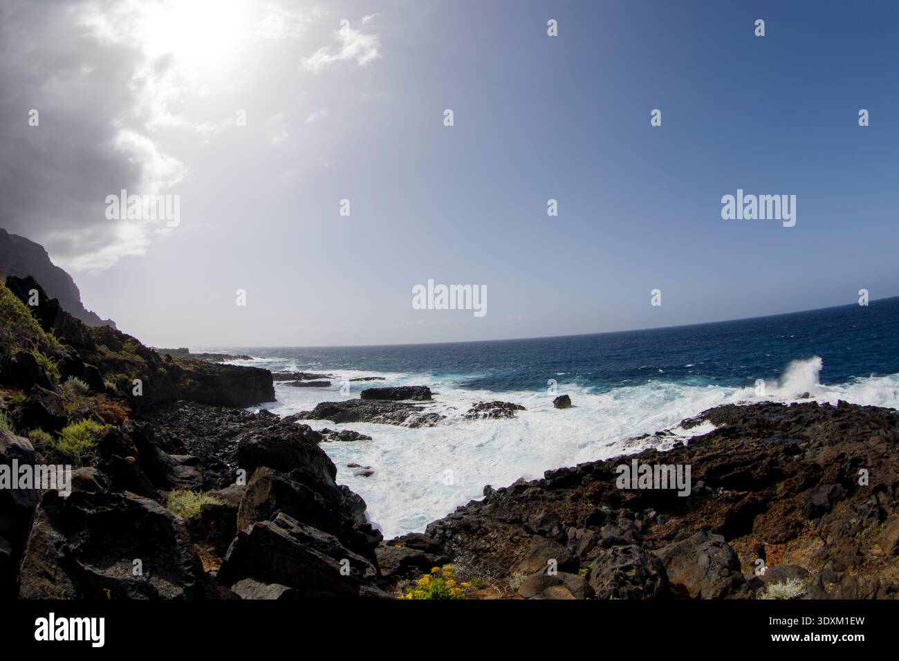 Paesaggio costiero di un'area aspra e ripida con onde che si infrangono durante l'alta marea Foto Stock
